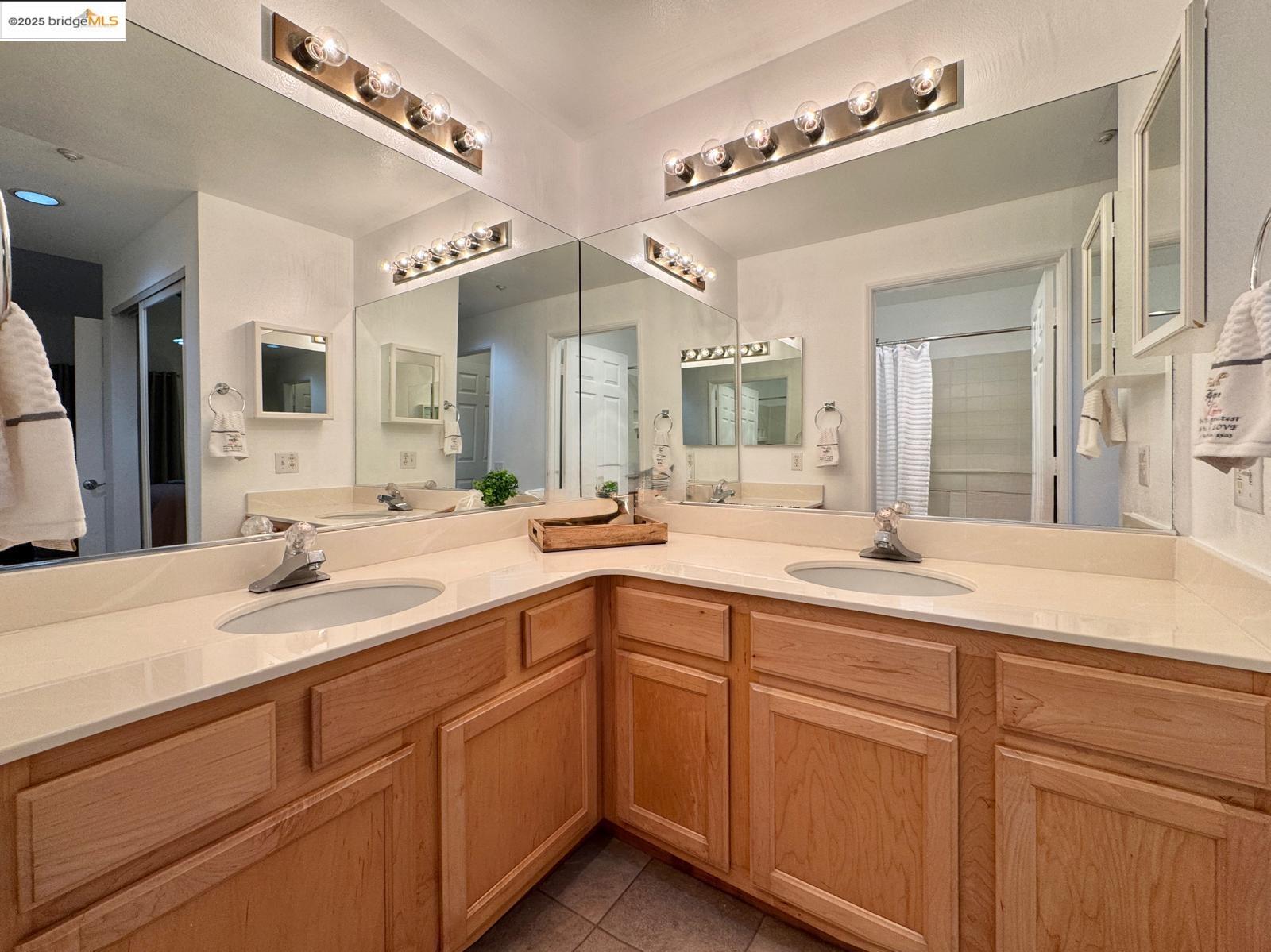 Detail Gallery Image 25 of 44 For 320 Caldecott Ln #127,  Oakland,  CA 94618 - 2 Beds | 2 Baths