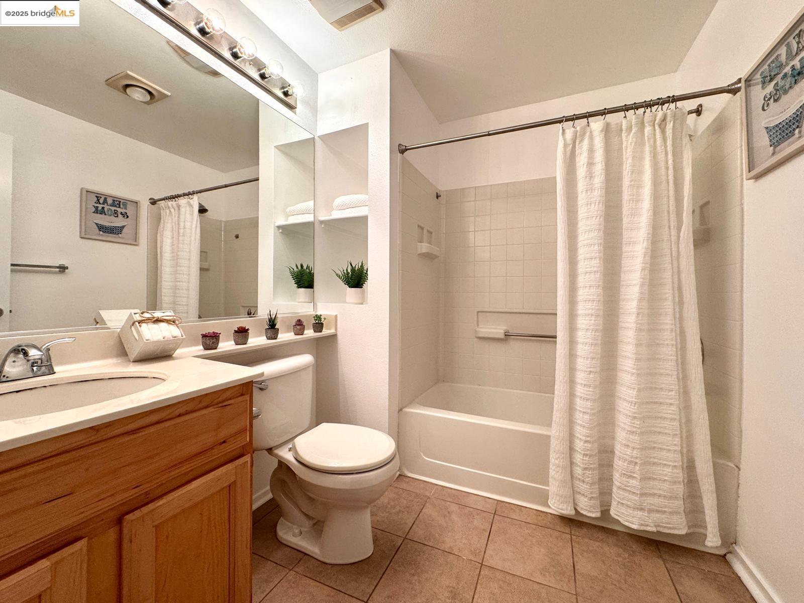 Detail Gallery Image 34 of 44 For 320 Caldecott Ln #127,  Oakland,  CA 94618 - 2 Beds | 2 Baths