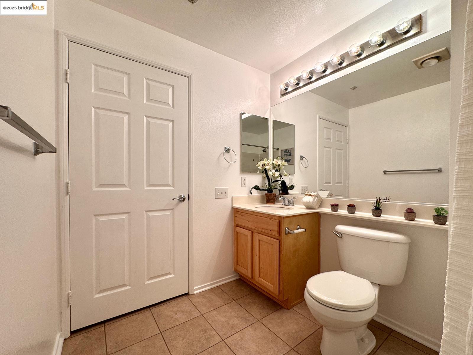 Detail Gallery Image 35 of 44 For 320 Caldecott Ln #127,  Oakland,  CA 94618 - 2 Beds | 2 Baths