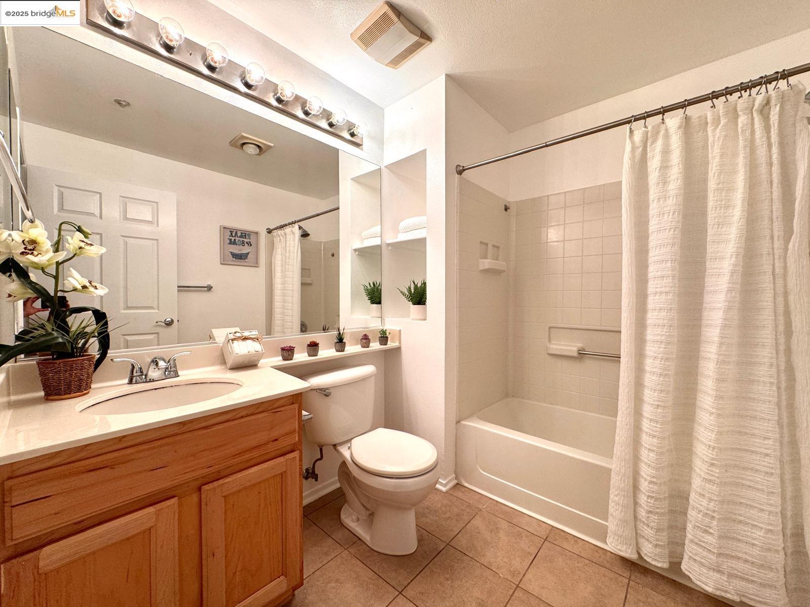 Detail Gallery Image 36 of 44 For 320 Caldecott Ln #127,  Oakland,  CA 94618 - 2 Beds | 2 Baths