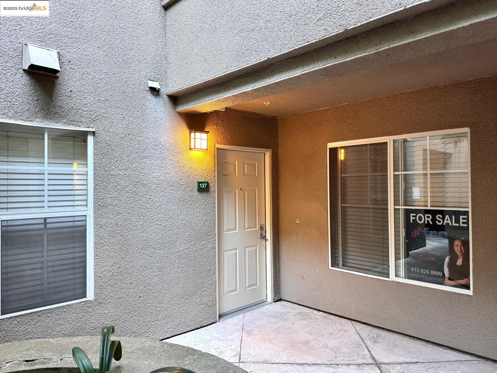 Detail Gallery Image 5 of 44 For 320 Caldecott Ln #127,  Oakland,  CA 94618 - 2 Beds | 2 Baths