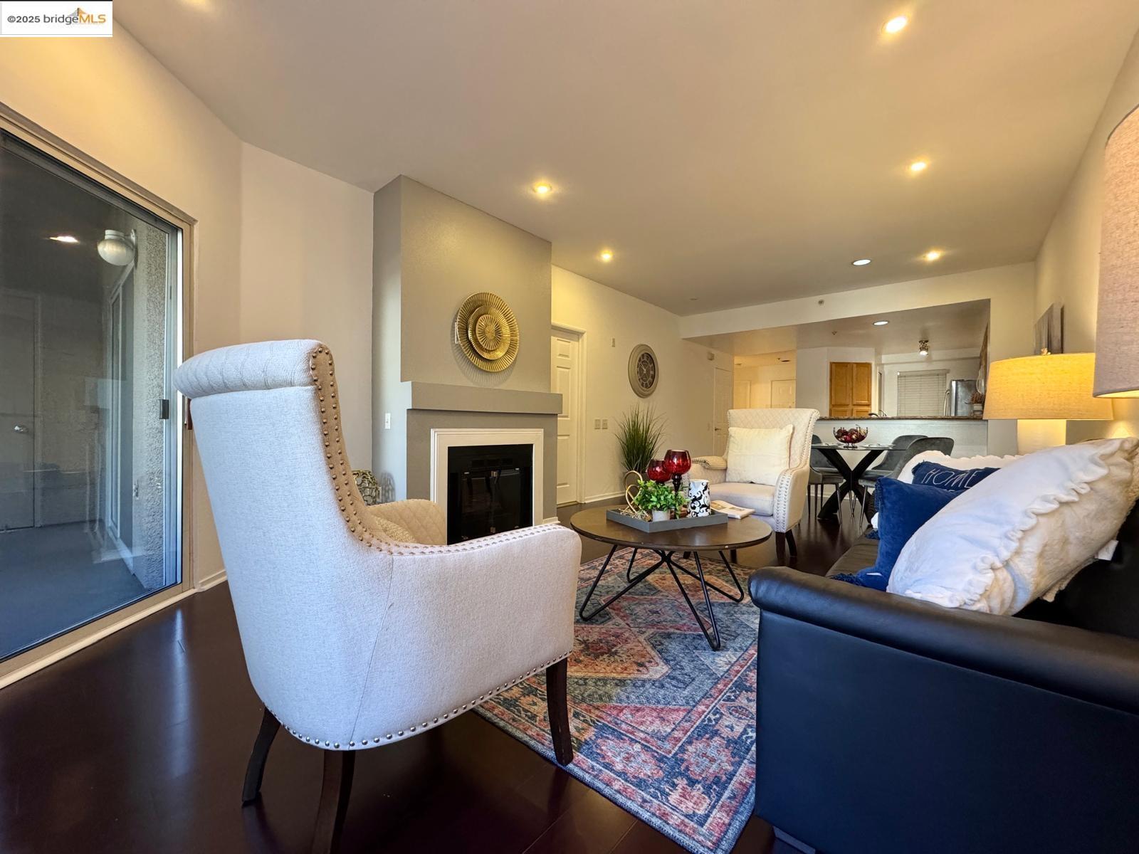 Detail Gallery Image 8 of 44 For 320 Caldecott Ln #127,  Oakland,  CA 94618 - 2 Beds | 2 Baths