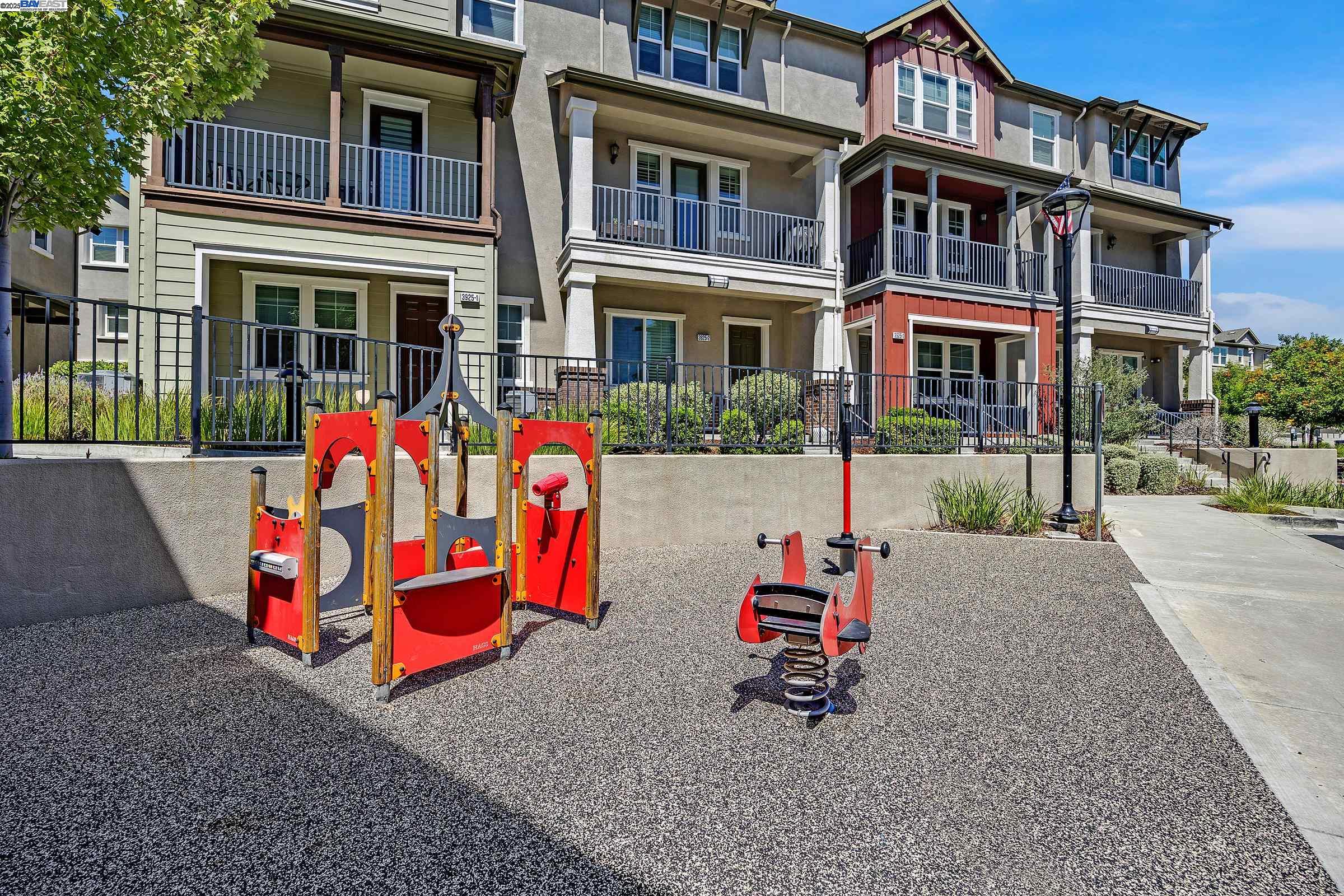 Detail Gallery Image 30 of 31 For 3971 Portola Cmn #1,  Livermore,  CA 94551 - 4 Beds | 3/1 Baths