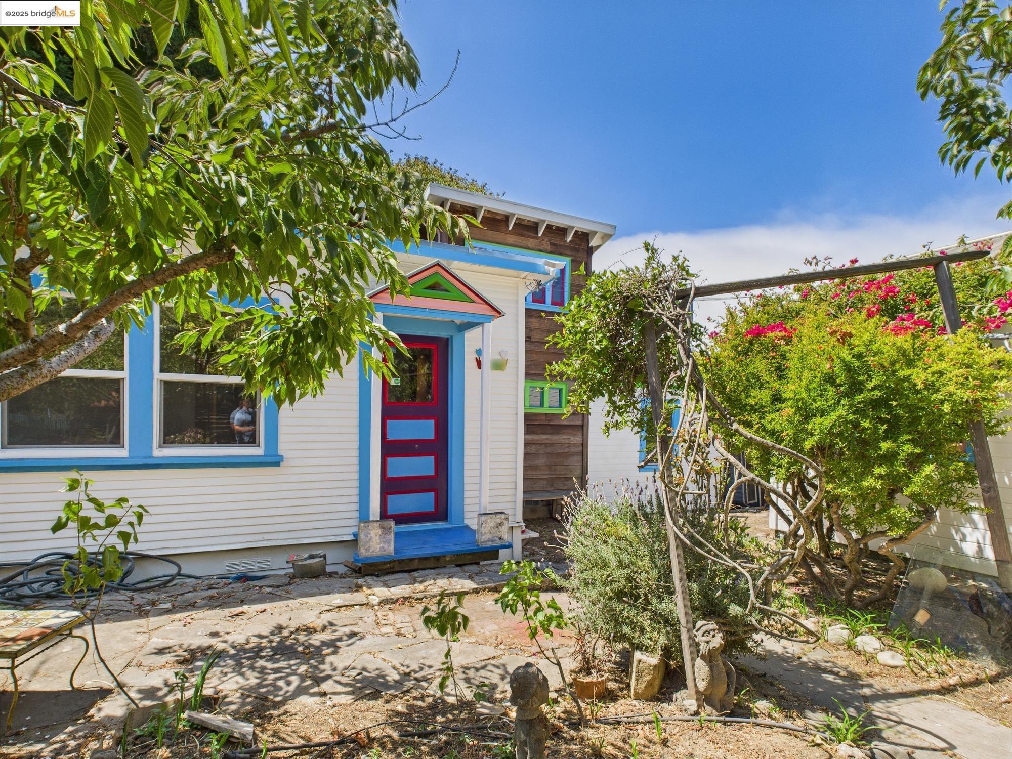 Detail Gallery Image 2 of 27 For 1545 Mariposa St, Richmond,  CA 94804 - 2 Beds | 1 Baths