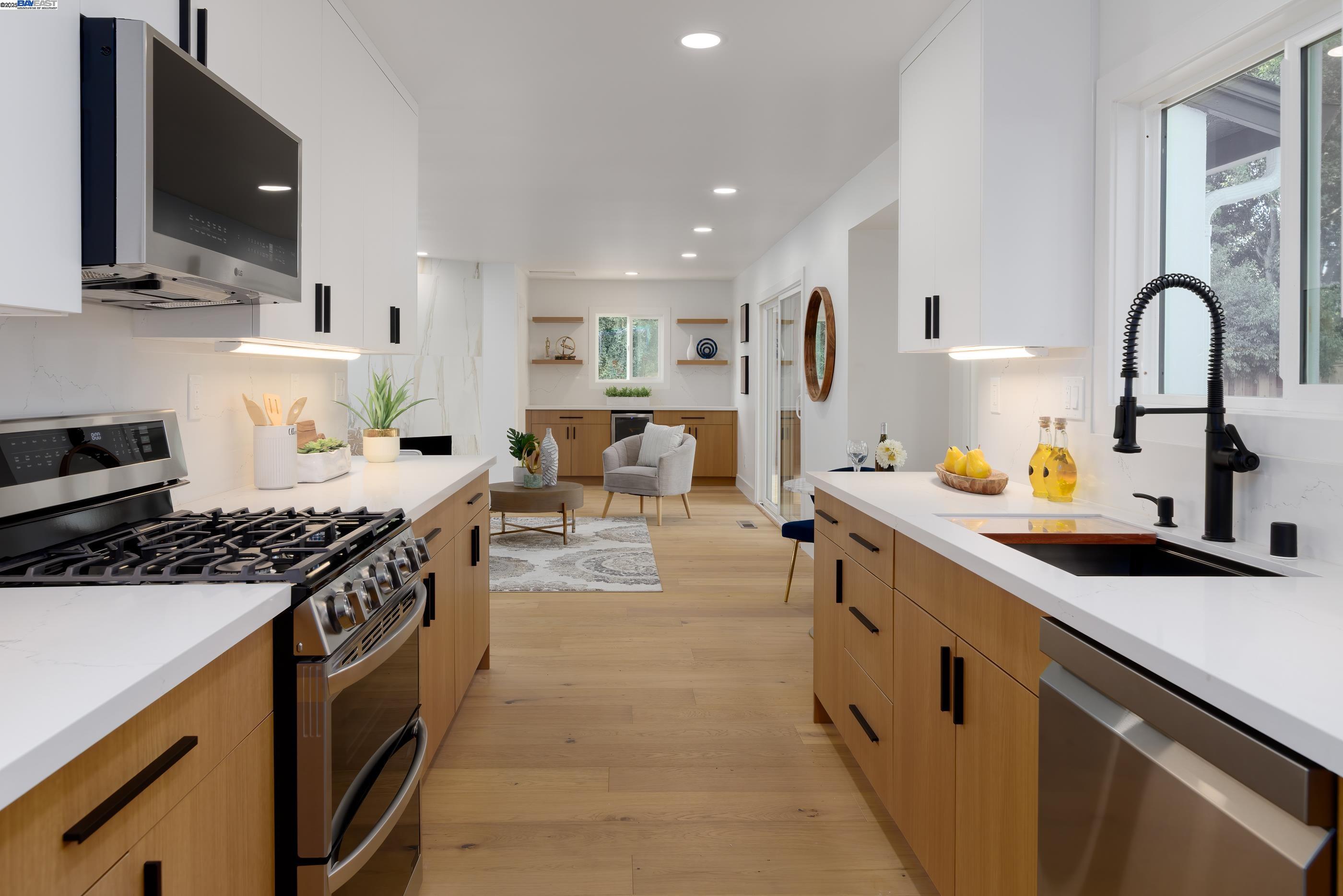 Detail Gallery Image 14 of 59 For 1984 Brooktree Way, Pleasanton,  CA 94566 - 4 Beds | 2/1 Baths