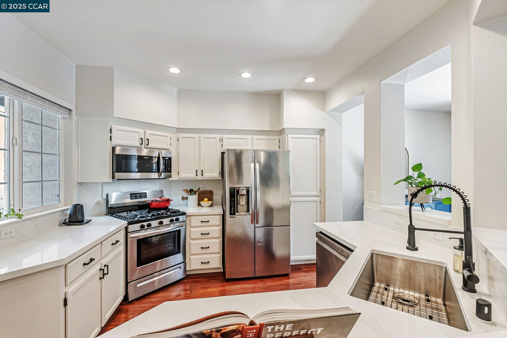 Detail Gallery Image 11 of 34 For 10630 Roys Hill Ln, Dublin,  CA 94568 - 3 Beds | 2/1 Baths