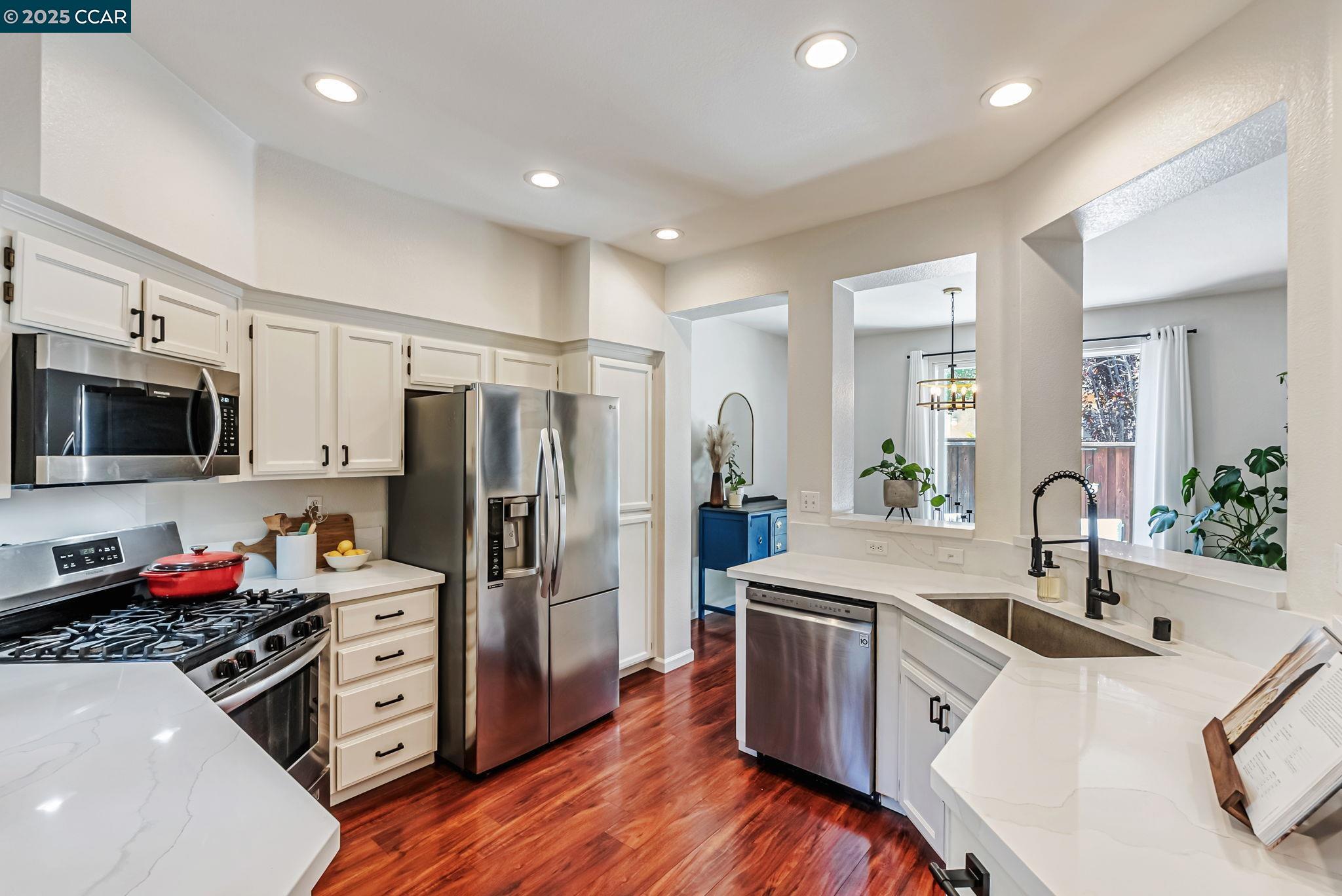 Detail Gallery Image 12 of 34 For 10630 Roys Hill Ln, Dublin,  CA 94568 - 3 Beds | 2/1 Baths
