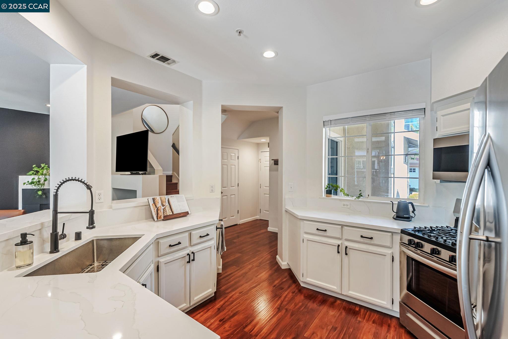Detail Gallery Image 13 of 34 For 10630 Roys Hill Ln, Dublin,  CA 94568 - 3 Beds | 2/1 Baths