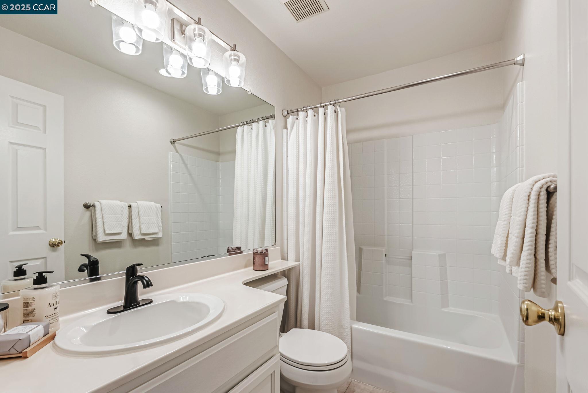 Detail Gallery Image 23 of 34 For 10630 Roys Hill Ln, Dublin,  CA 94568 - 3 Beds | 2/1 Baths