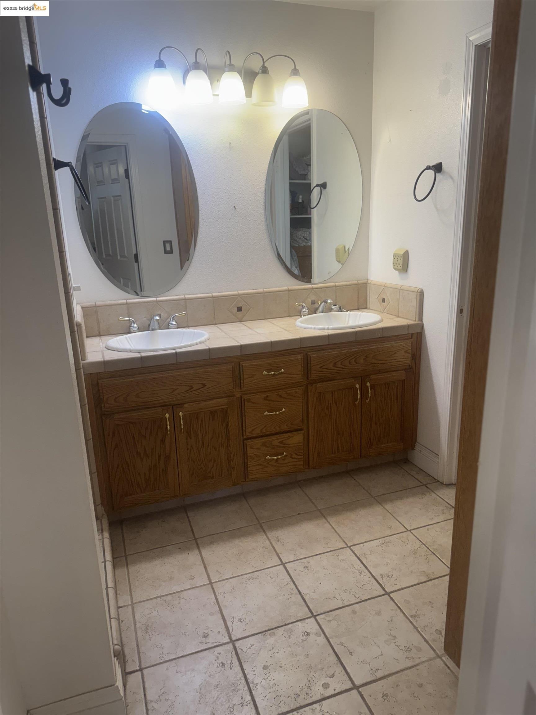 Detail Gallery Image 10 of 15 For 3045 W Victor Ave., Visalia,  CA 93277 - 3 Beds | 3 Baths