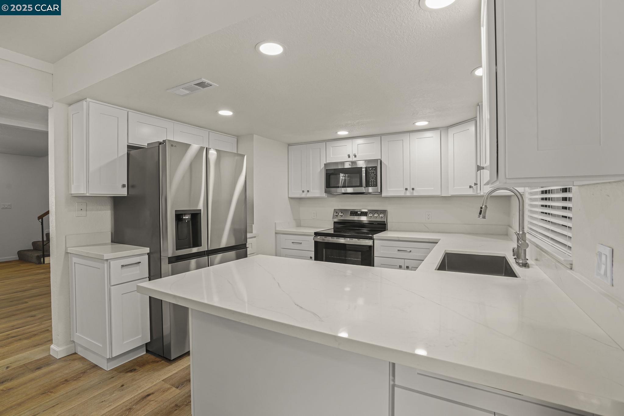 Detail Gallery Image 6 of 30 For 982 Juniper Ct, Crockett,  CA 94525 - 2 Beds | 1/1 Baths