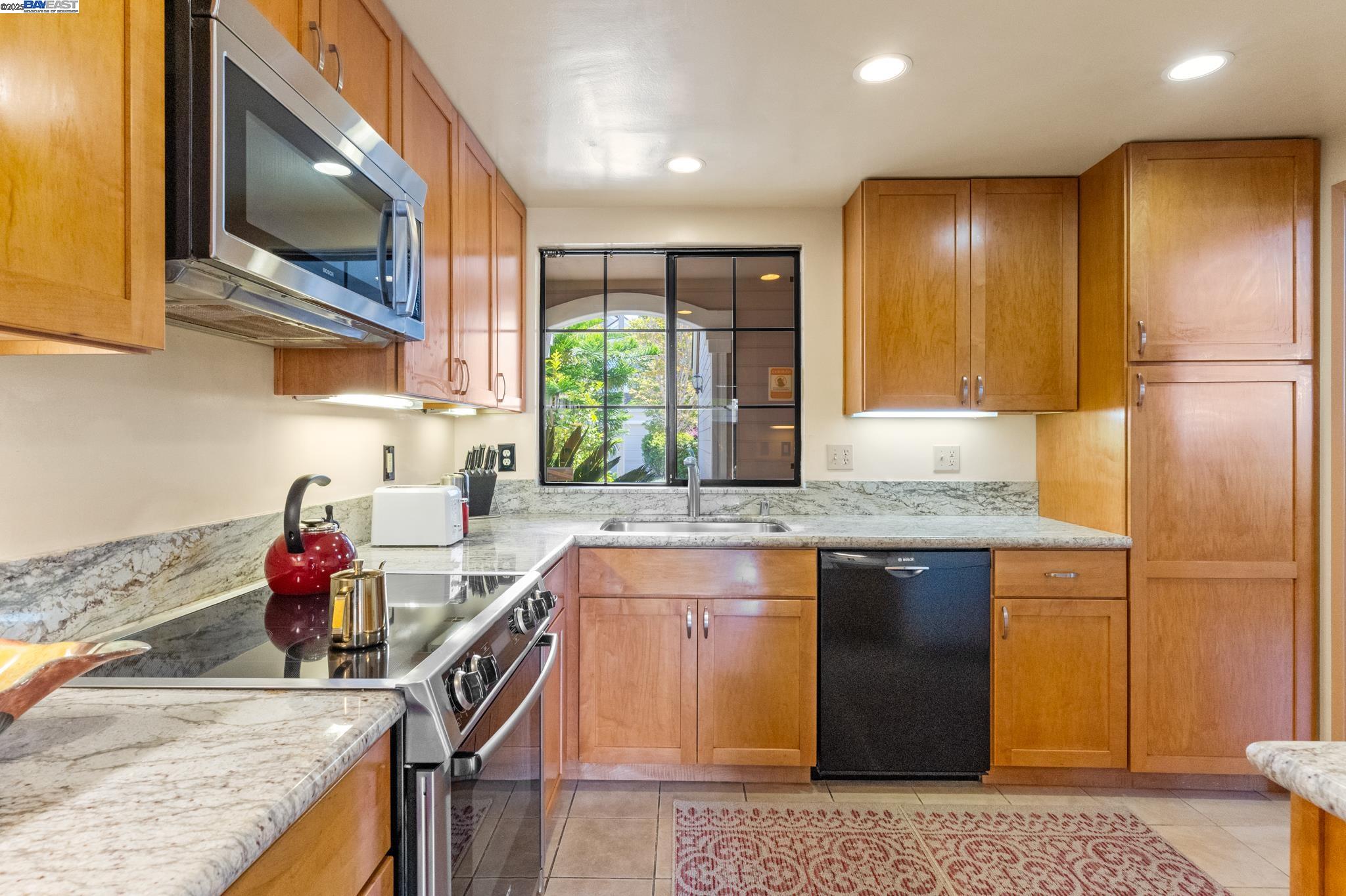 Detail Gallery Image 18 of 39 For 35 Leonard Ct, Alameda,  CA 94502 - 2 Beds | 2/1 Baths