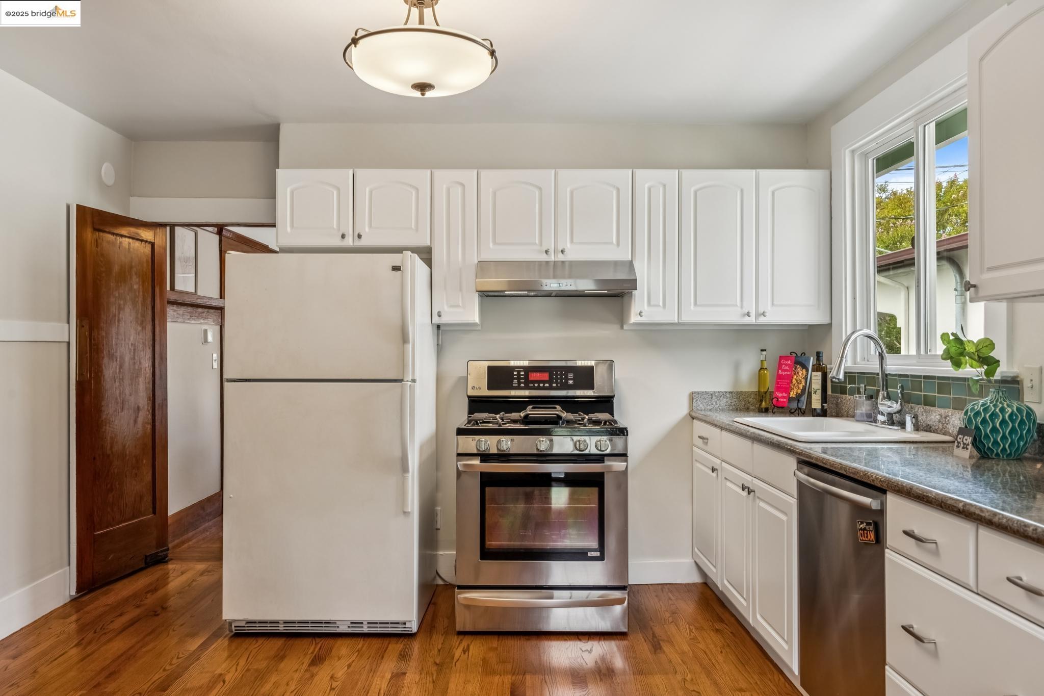 Detail Gallery Image 14 of 54 For 2961 California St, Berkeley,  CA 94703 - 4 Beds | 3 Baths