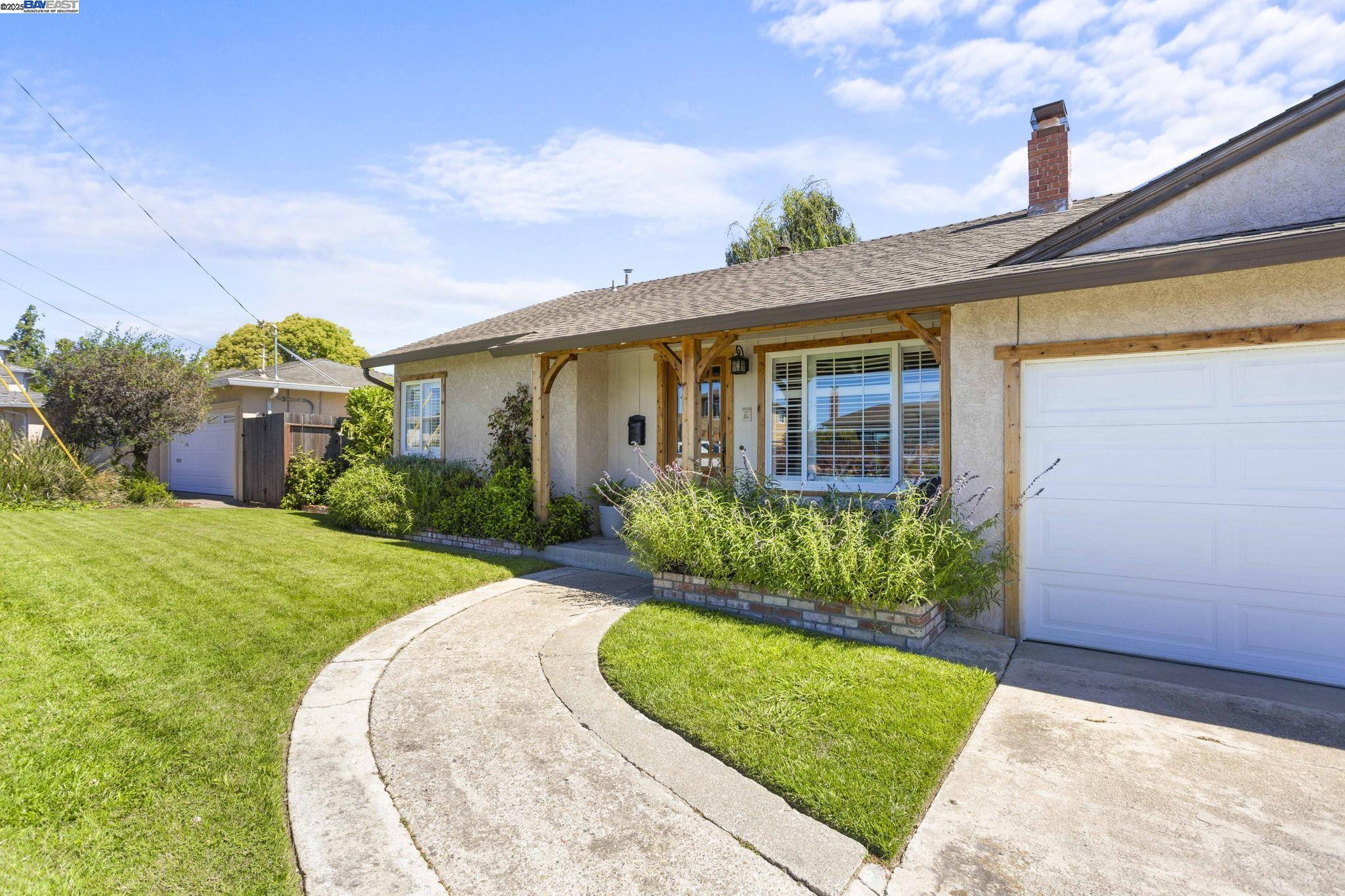 Detail Gallery Image 2 of 48 For 16238 Lyle St, Castro Valley,  CA 94578 - 3 Beds | 2 Baths