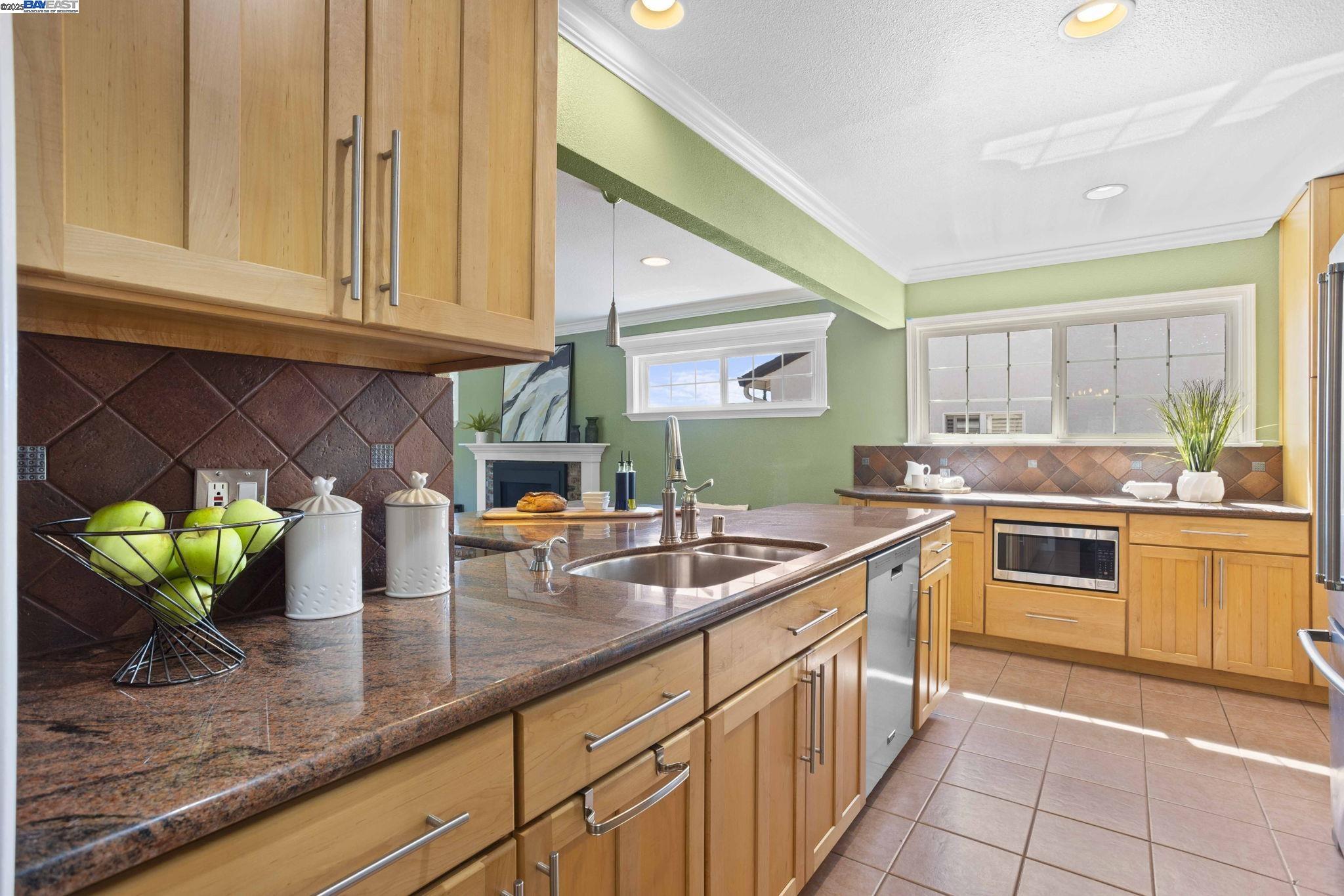 Detail Gallery Image 12 of 48 For 16238 Lyle St, Castro Valley,  CA 94578 - 3 Beds | 2 Baths