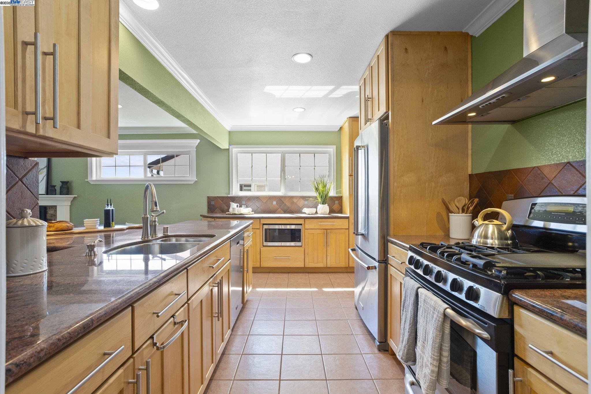 Detail Gallery Image 13 of 48 For 16238 Lyle St, Castro Valley,  CA 94578 - 3 Beds | 2 Baths