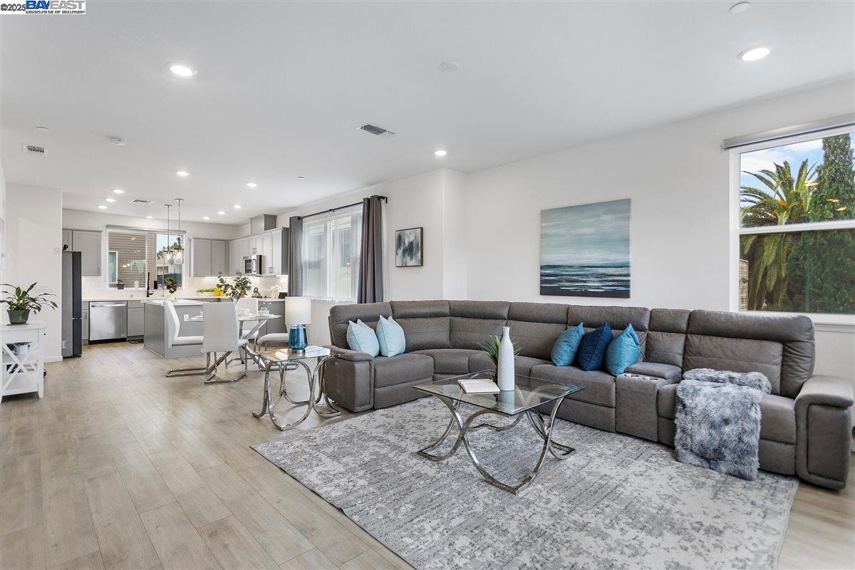 Detail Gallery Image 16 of 36 For 403 Industrial Parkway, Hayward,  CA 94544 - 4 Beds | 3/1 Baths