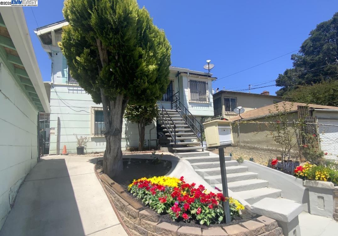 Detail Gallery Image 2 of 11 For 2309 High St, Oakland,  CA 94601 - 2 Beds | 1/1 Baths