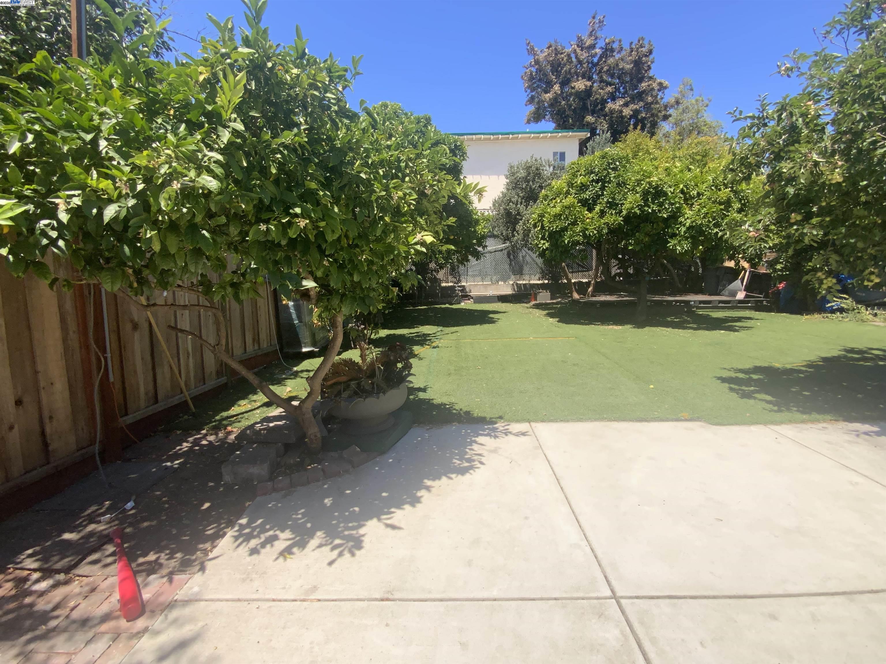 Detail Gallery Image 5 of 11 For 2309 High St, Oakland,  CA 94601 - 2 Beds | 1/1 Baths