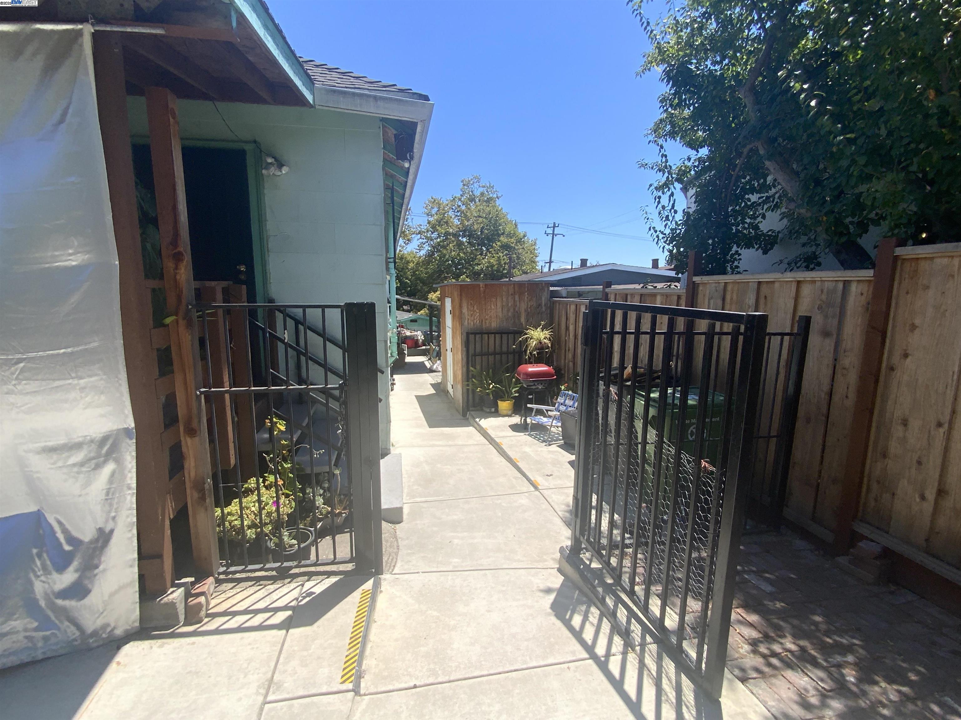 Detail Gallery Image 6 of 11 For 2309 High St, Oakland,  CA 94601 - 2 Beds | 1/1 Baths