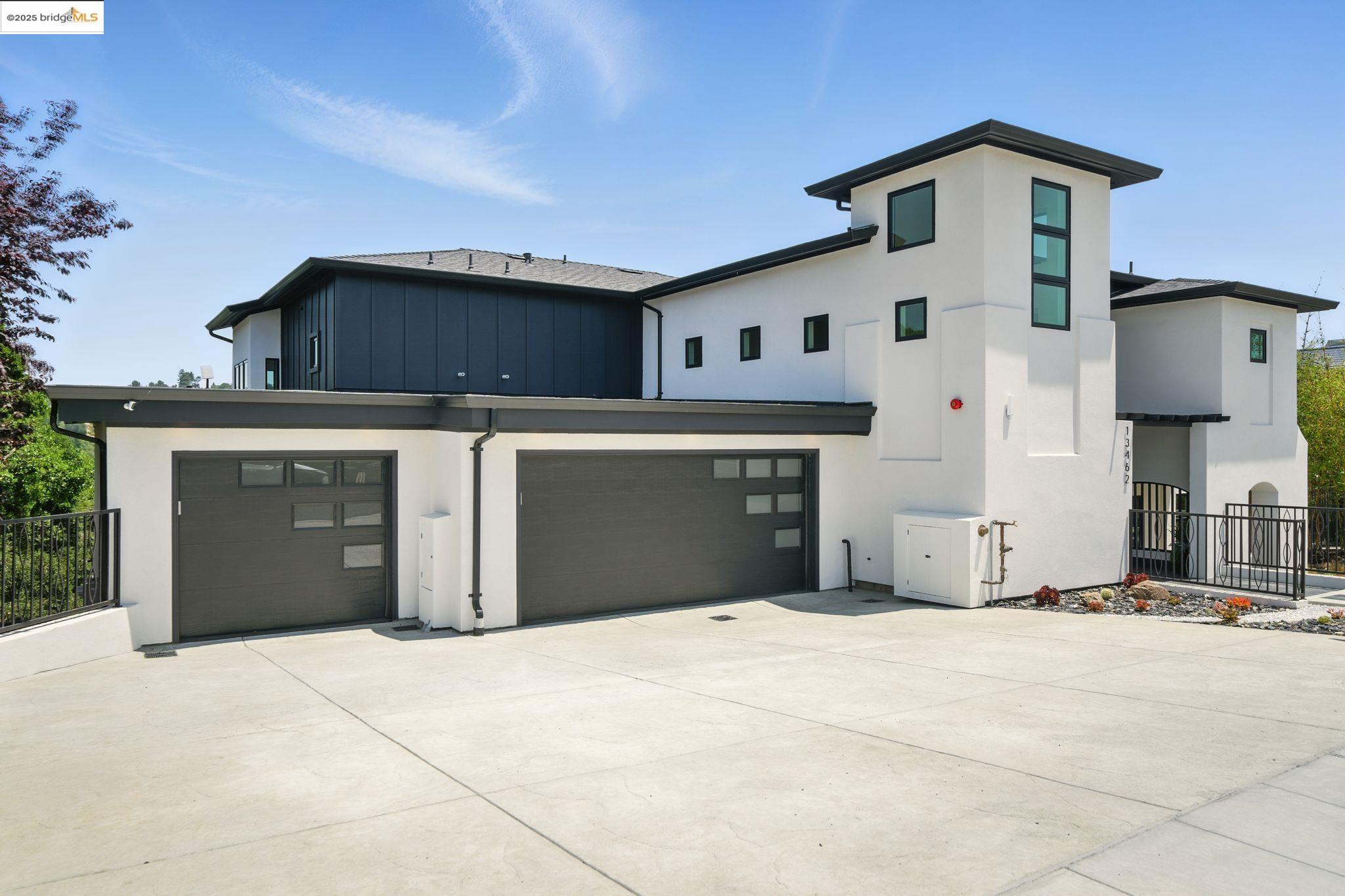 Detail Gallery Image 2 of 57 For 13462 Campus Drive, Oakland,  CA 94619 - 5 Beds | 5/2 Baths