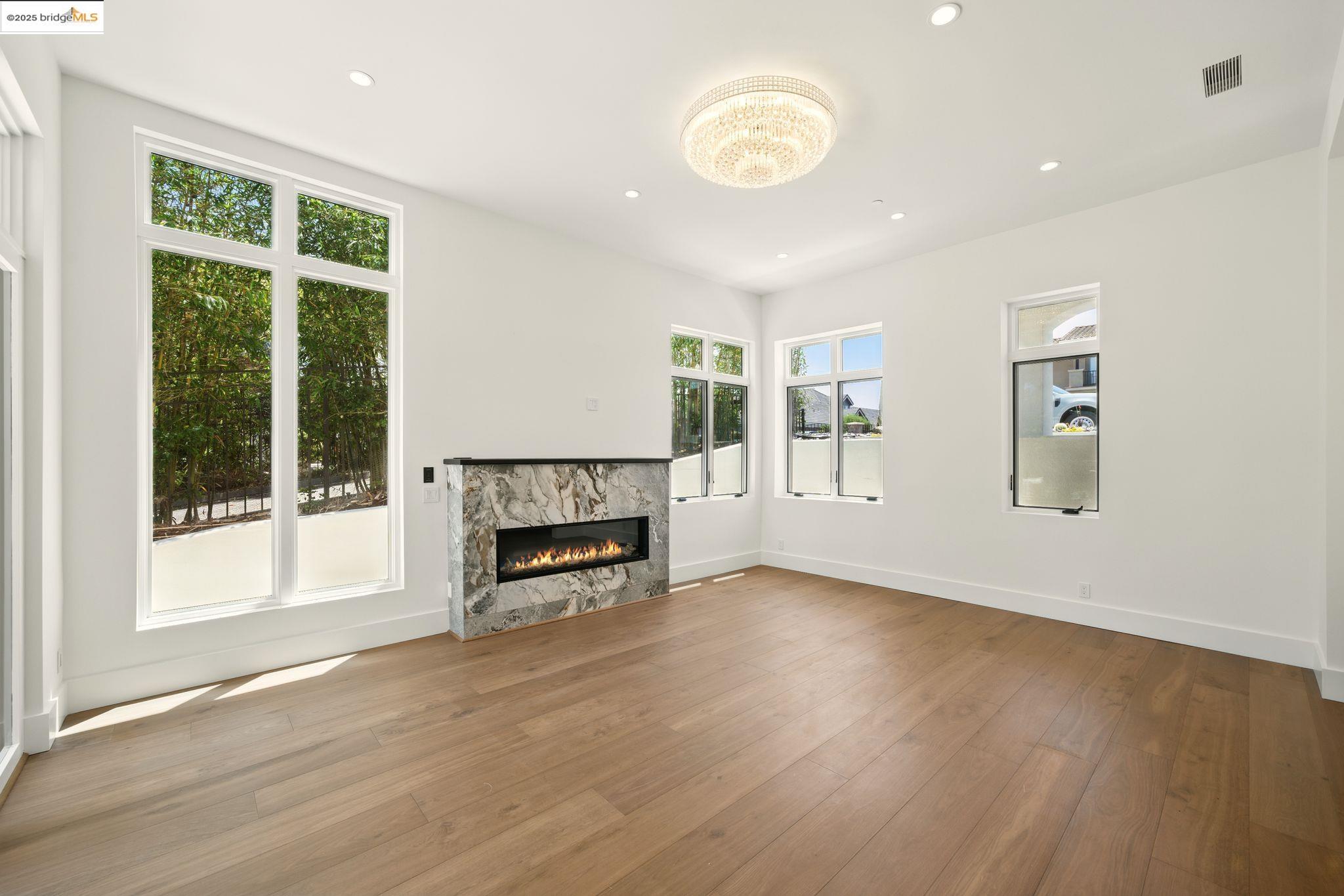 Detail Gallery Image 12 of 57 For 13462 Campus Drive, Oakland,  CA 94619 - 5 Beds | 5/2 Baths