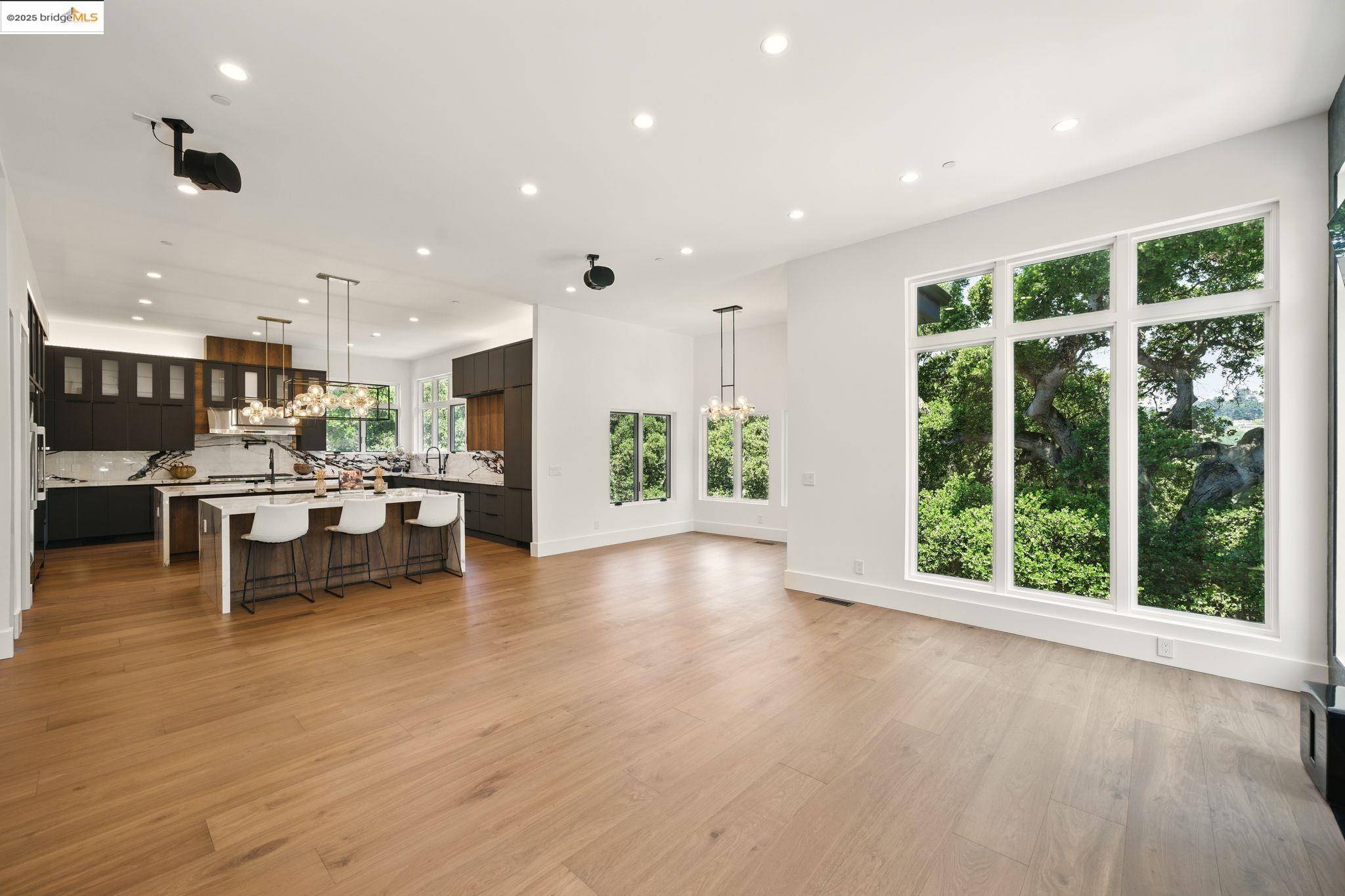 Detail Gallery Image 18 of 57 For 13462 Campus Drive, Oakland,  CA 94619 - 5 Beds | 5/2 Baths