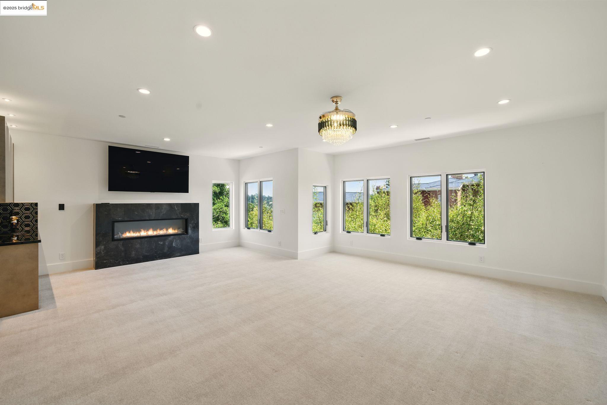 Detail Gallery Image 29 of 57 For 13462 Campus Drive, Oakland,  CA 94619 - 5 Beds | 5/2 Baths