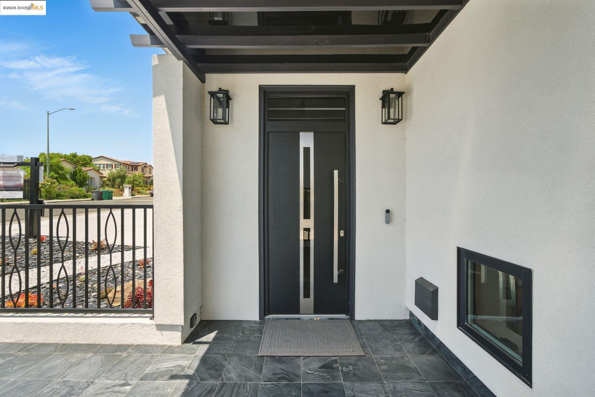 Detail Gallery Image 4 of 57 For 13462 Campus Drive, Oakland,  CA 94619 - 5 Beds | 5/2 Baths