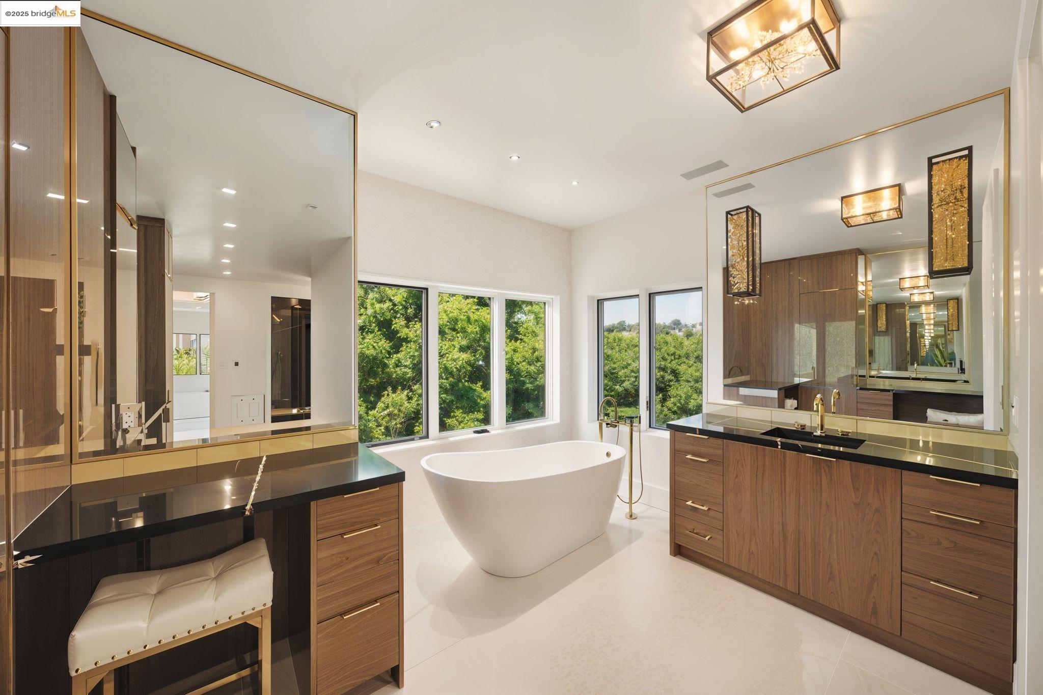 Detail Gallery Image 38 of 57 For 13462 Campus Drive, Oakland,  CA 94619 - 5 Beds | 5/2 Baths