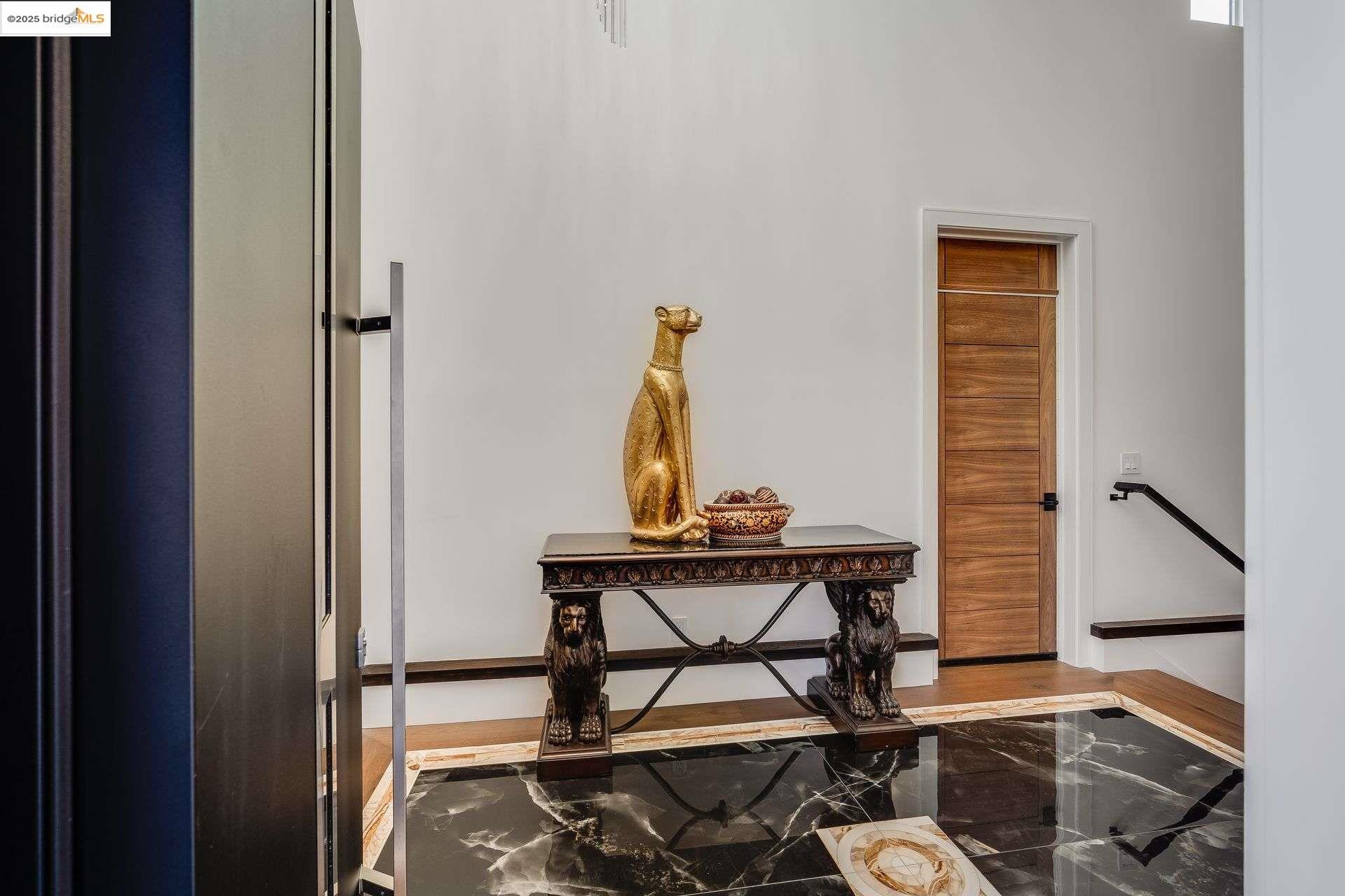 Detail Gallery Image 5 of 57 For 13462 Campus Drive, Oakland,  CA 94619 - 5 Beds | 5/2 Baths