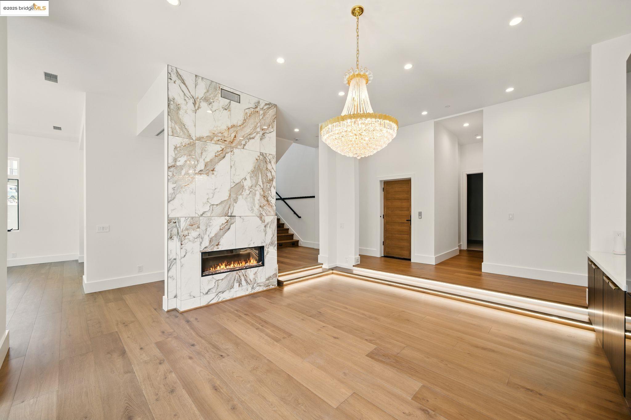 Detail Gallery Image 8 of 57 For 13462 Campus Drive, Oakland,  CA 94619 - 5 Beds | 5/2 Baths