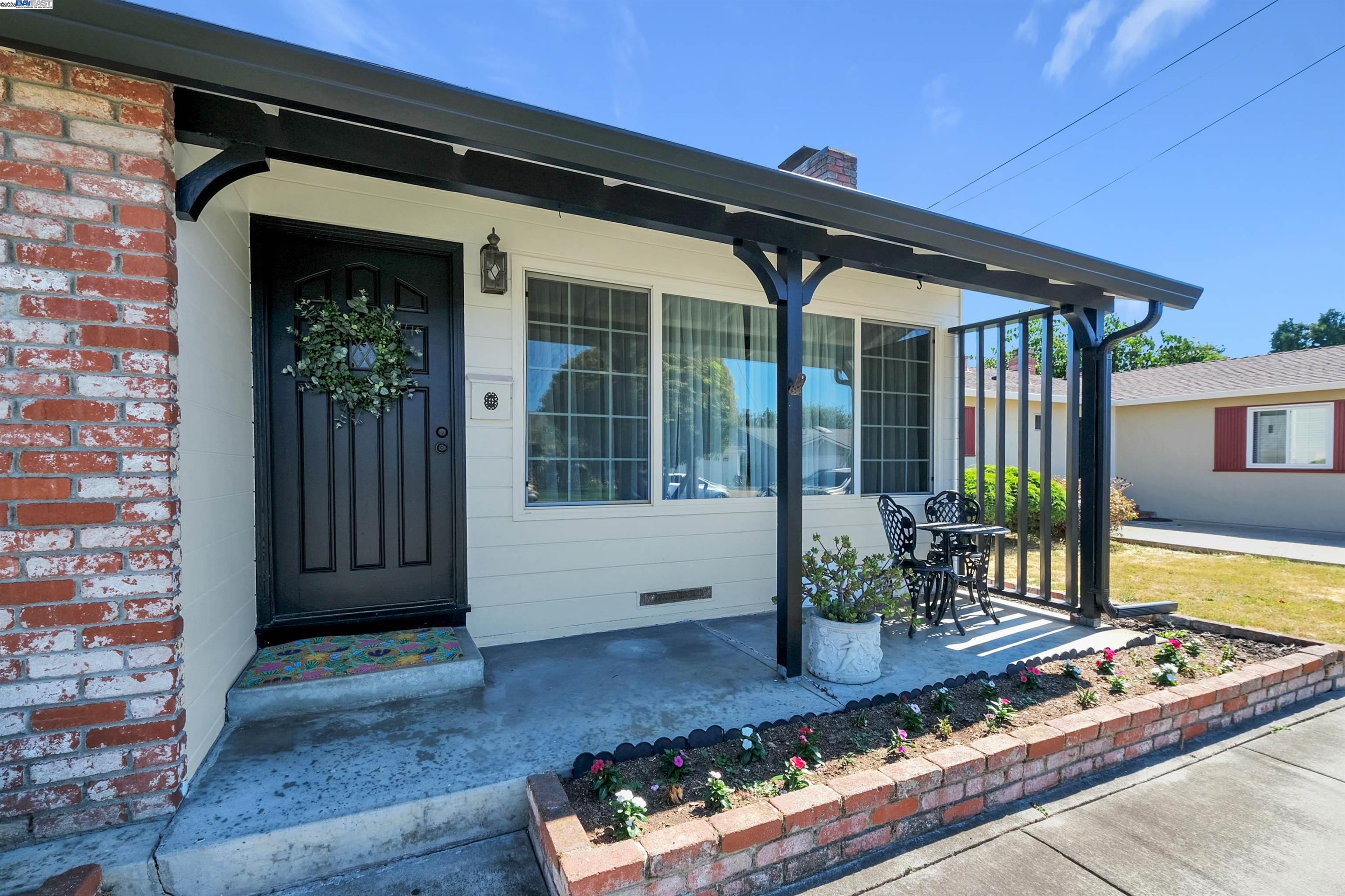 Detail Gallery Image 4 of 40 For 1338 via La Paloma, San Lorenzo,  CA 94580 - 4 Beds | 2 Baths