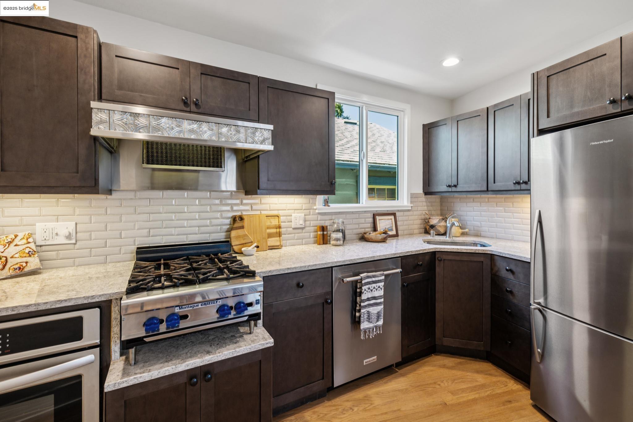 Detail Gallery Image 13 of 59 For 1622 Belvedere Ave, Berkeley,  CA 94702 - 2 Beds | 2/1 Baths