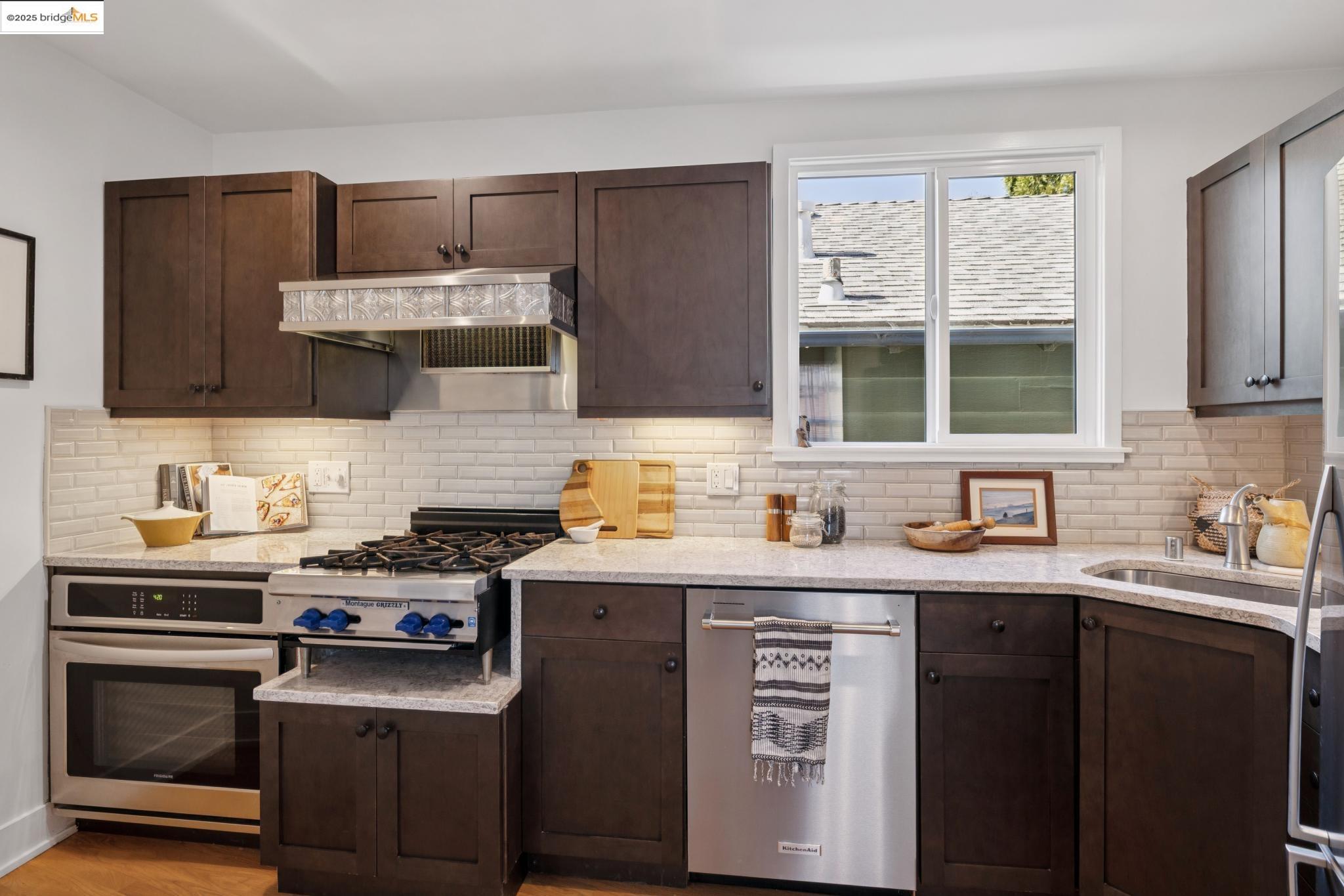 Detail Gallery Image 14 of 59 For 1622 Belvedere Ave, Berkeley,  CA 94702 - 2 Beds | 2/1 Baths