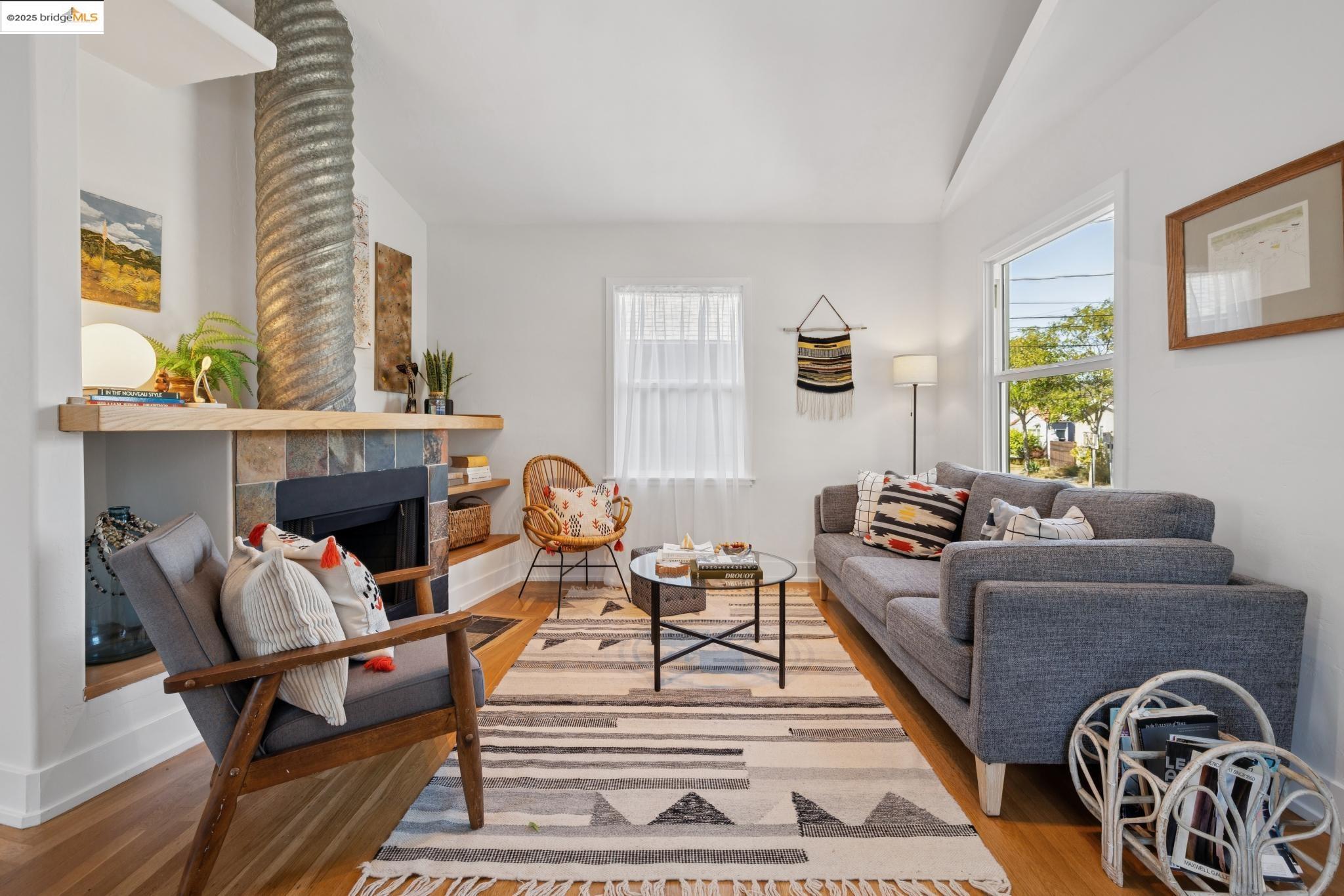 Detail Gallery Image 3 of 59 For 1622 Belvedere Ave, Berkeley,  CA 94702 - 2 Beds | 2/1 Baths