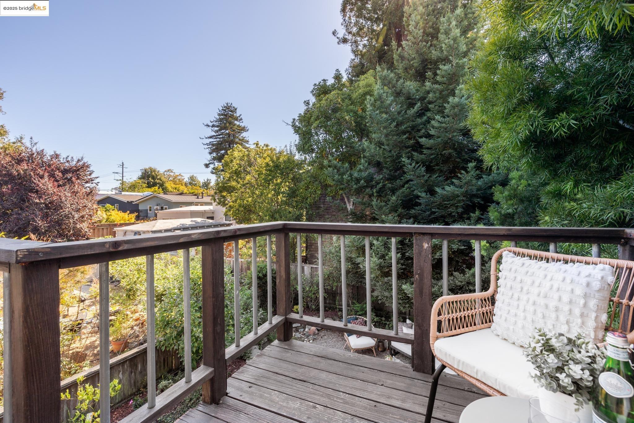 Detail Gallery Image 21 of 59 For 1622 Belvedere Ave, Berkeley,  CA 94702 - 2 Beds | 2/1 Baths