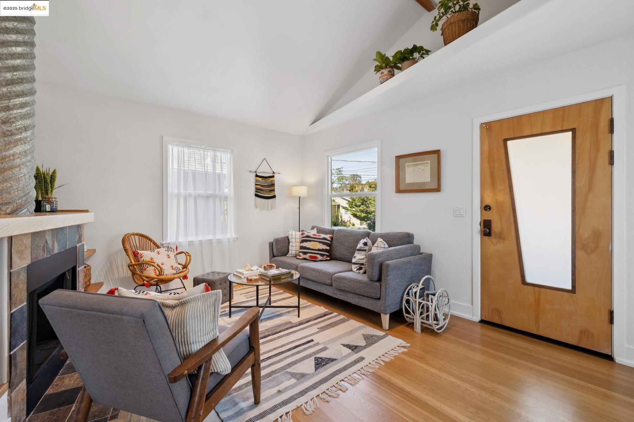 Detail Gallery Image 4 of 59 For 1622 Belvedere Ave, Berkeley,  CA 94702 - 2 Beds | 2/1 Baths