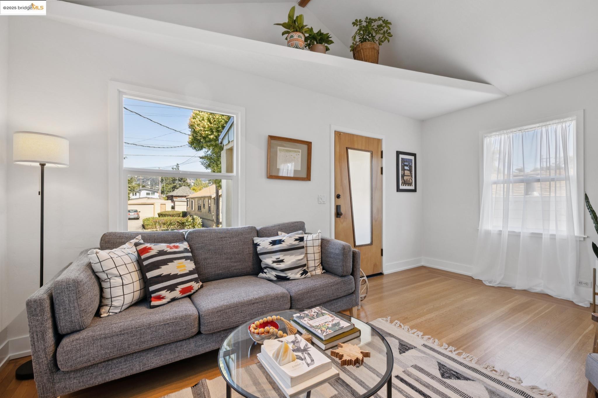 Detail Gallery Image 5 of 59 For 1622 Belvedere Ave, Berkeley,  CA 94702 - 2 Beds | 2/1 Baths