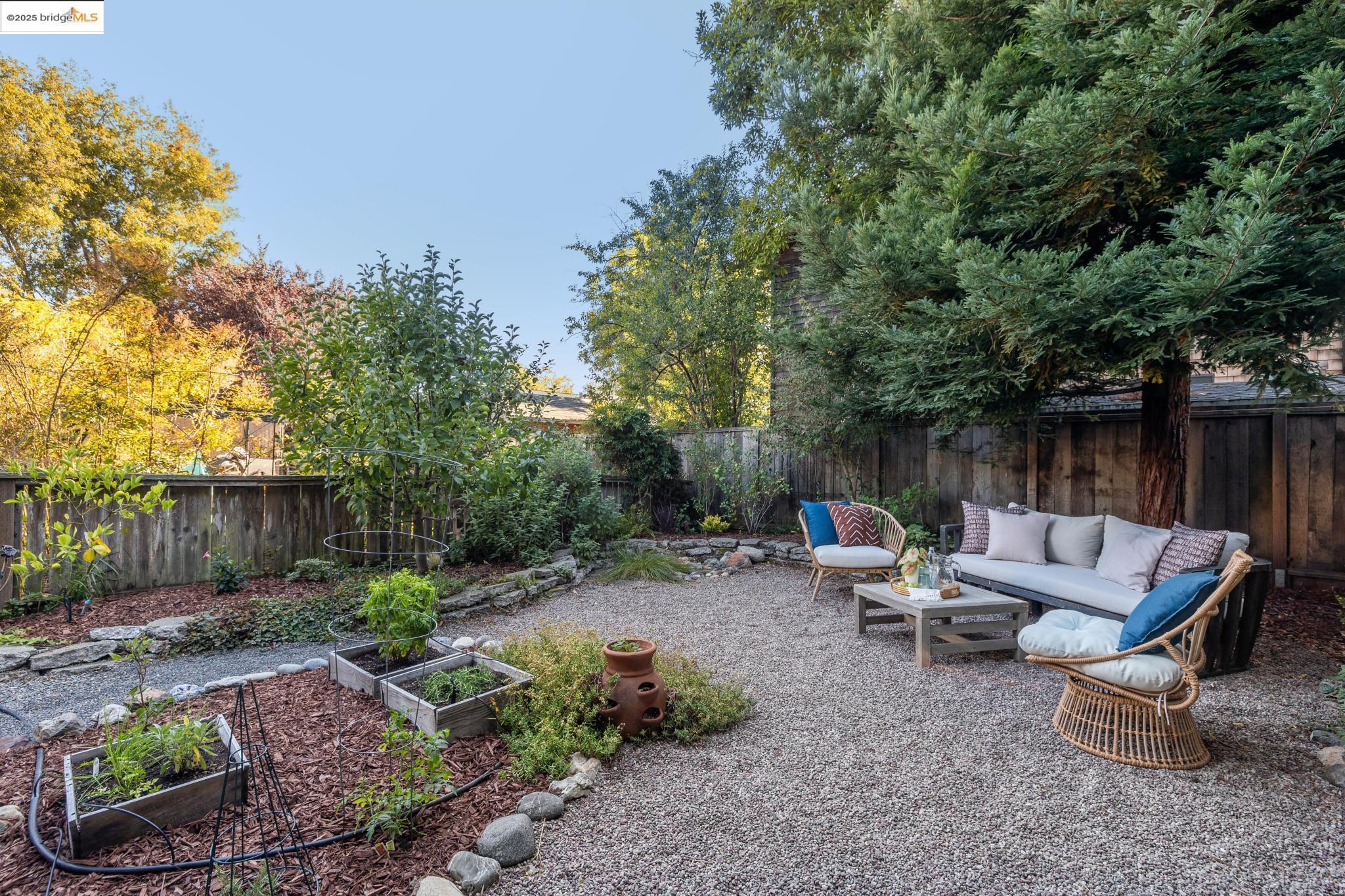 Detail Gallery Image 48 of 59 For 1622 Belvedere Ave, Berkeley,  CA 94702 - 2 Beds | 2/1 Baths