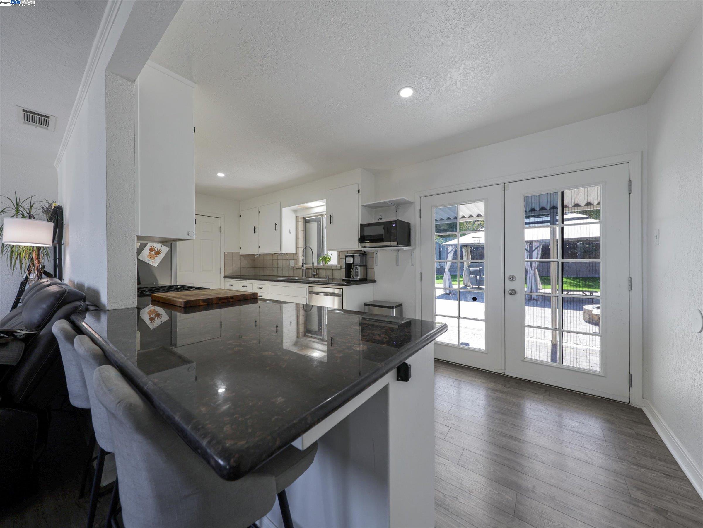 Detail Gallery Image 8 of 37 For 1343 Sixth Street, Rodeo,  CA 94572 - 2 Beds | 1 Baths