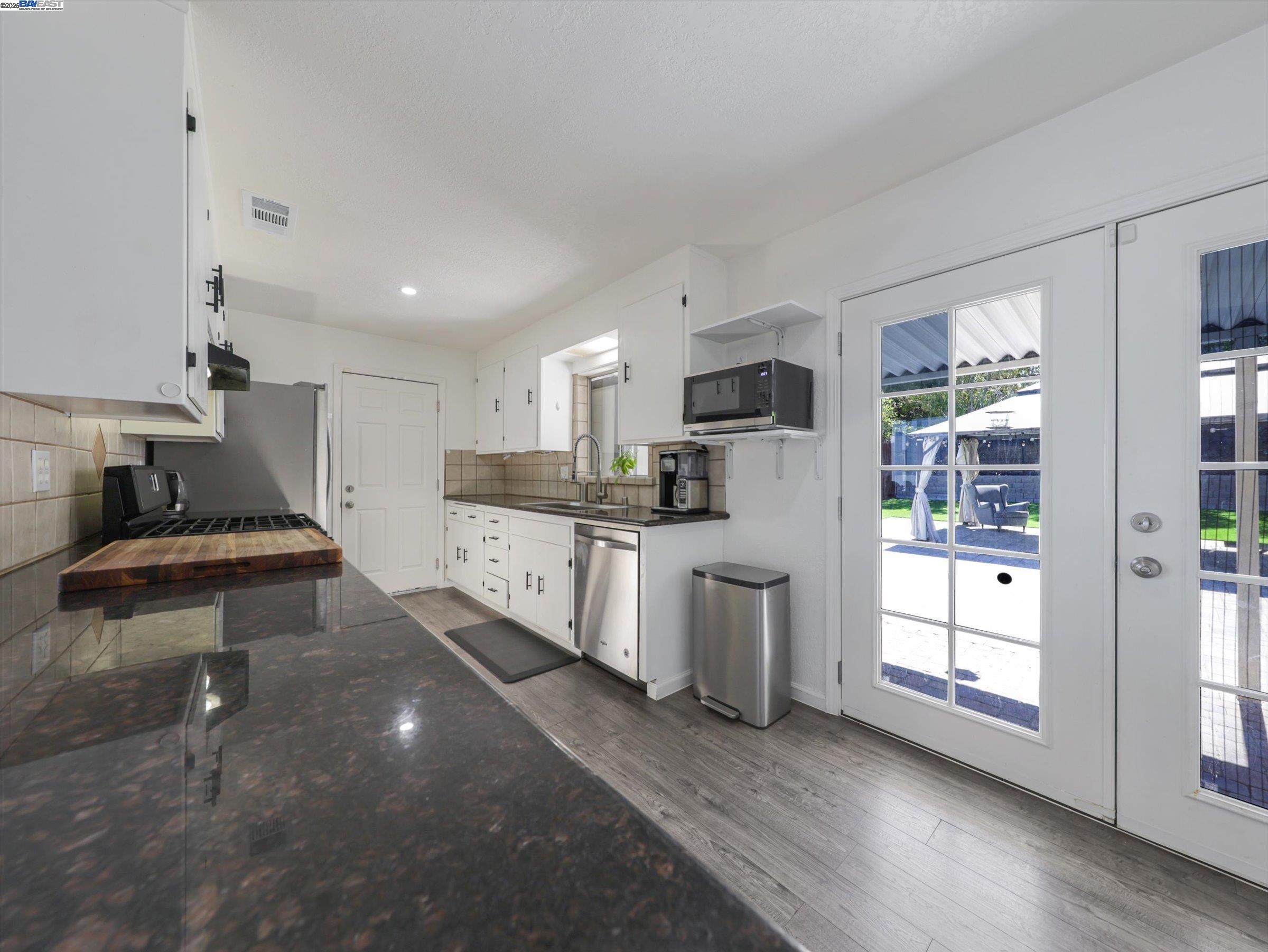 Detail Gallery Image 9 of 37 For 1343 Sixth Street, Rodeo,  CA 94572 - 2 Beds | 1 Baths