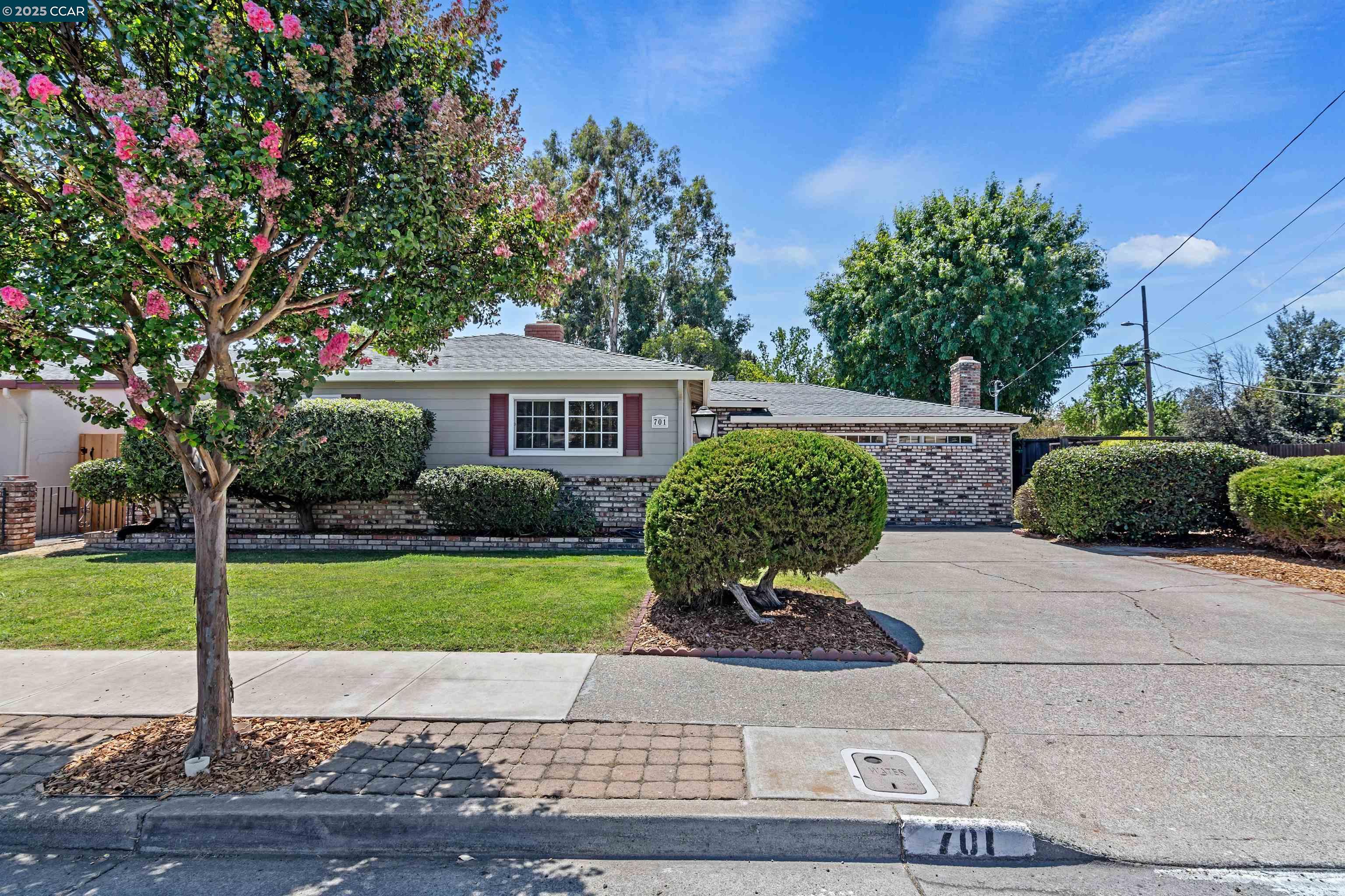 Detail Gallery Image 2 of 28 For 701 Putnam St, Antioch,  CA 94509 - 3 Beds | 2 Baths