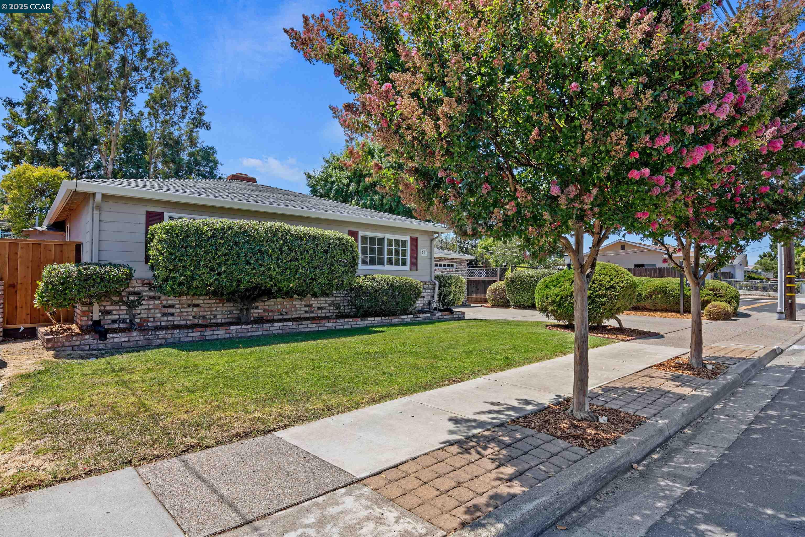 Detail Gallery Image 3 of 28 For 701 Putnam St, Antioch,  CA 94509 - 3 Beds | 2 Baths