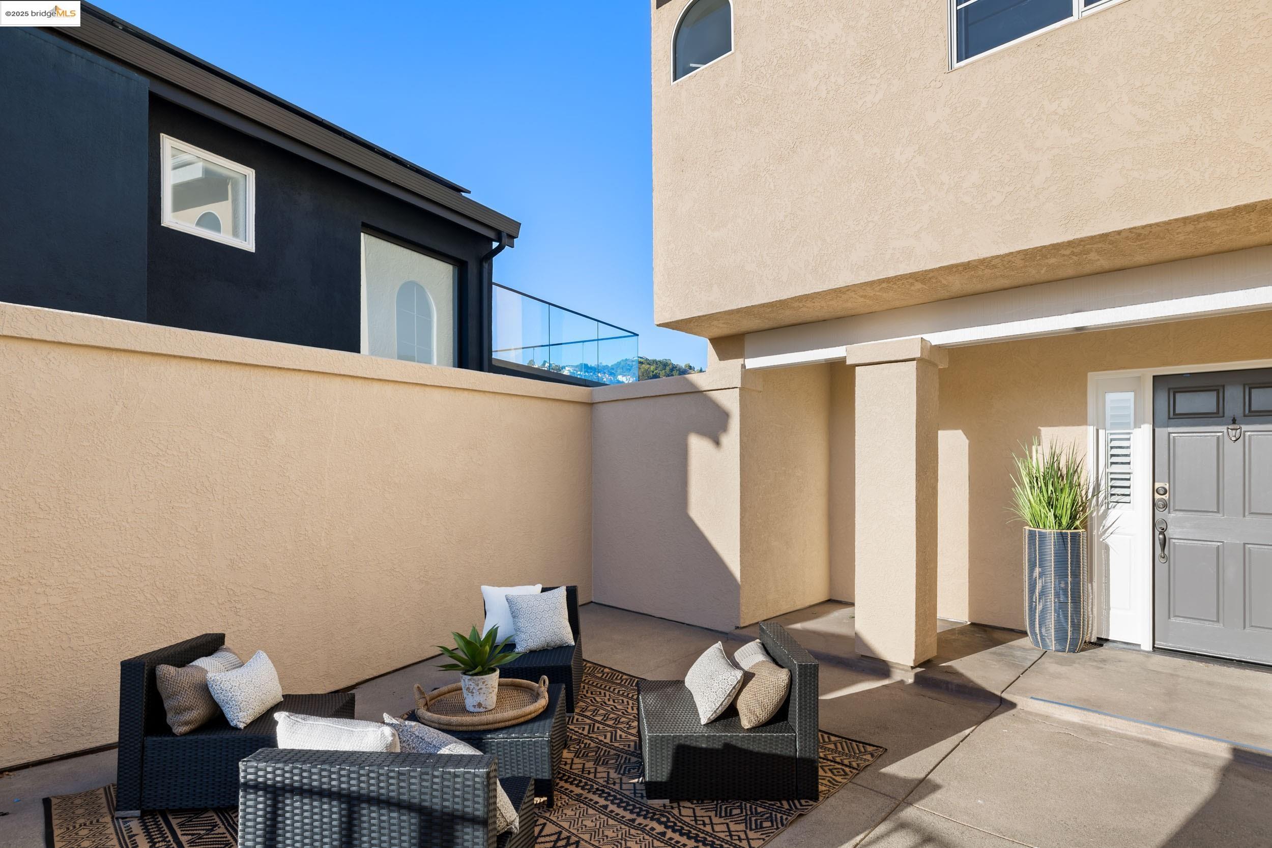 Detail Gallery Image 3 of 29 For 5668 Buena Vista Ave, Oakland,  CA 94618 - 3 Beds | 2/1 Baths