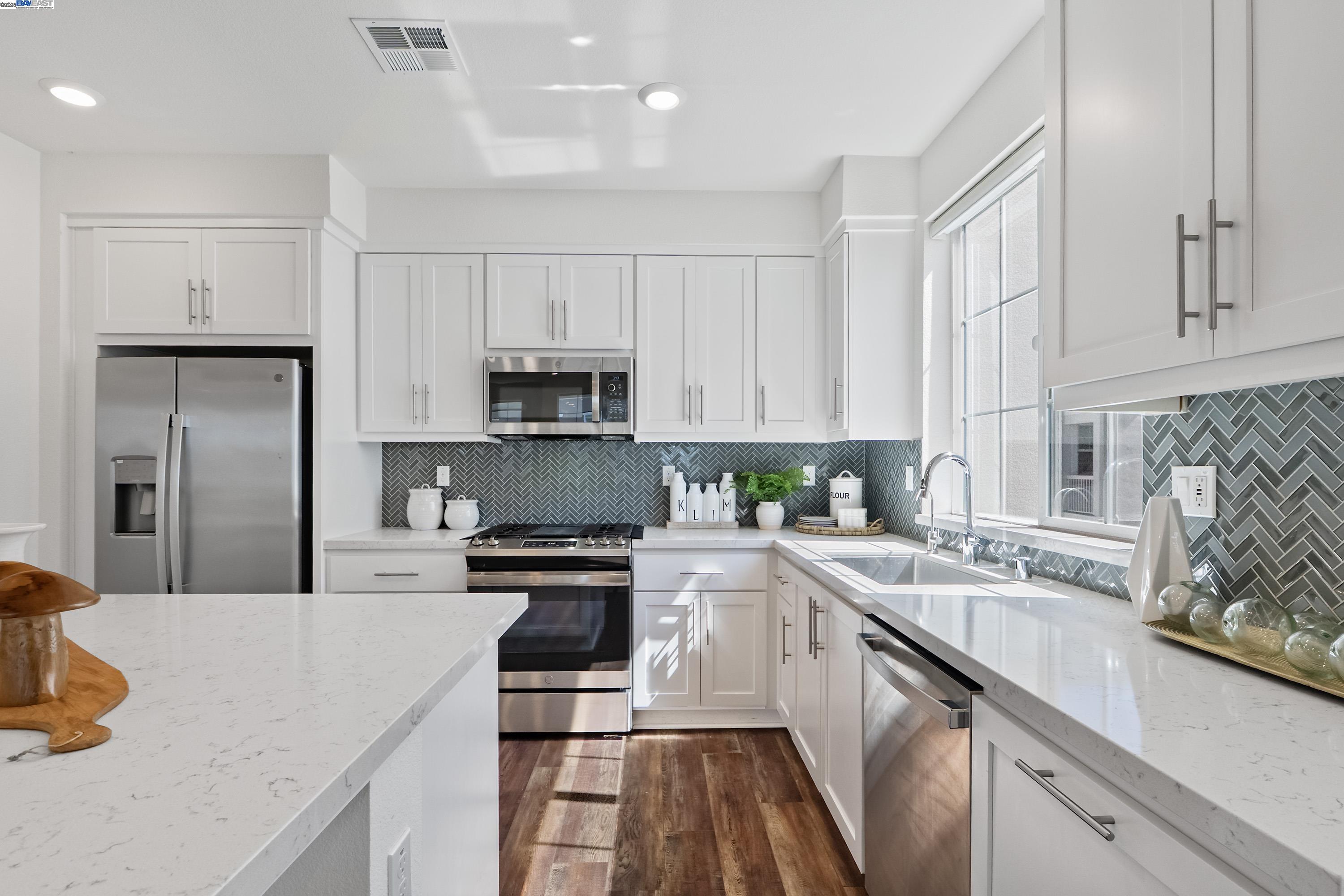 Detail Gallery Image 13 of 48 For 37428 Bowline Rd, Newark,  CA 94560 - 2 Beds | 2/1 Baths