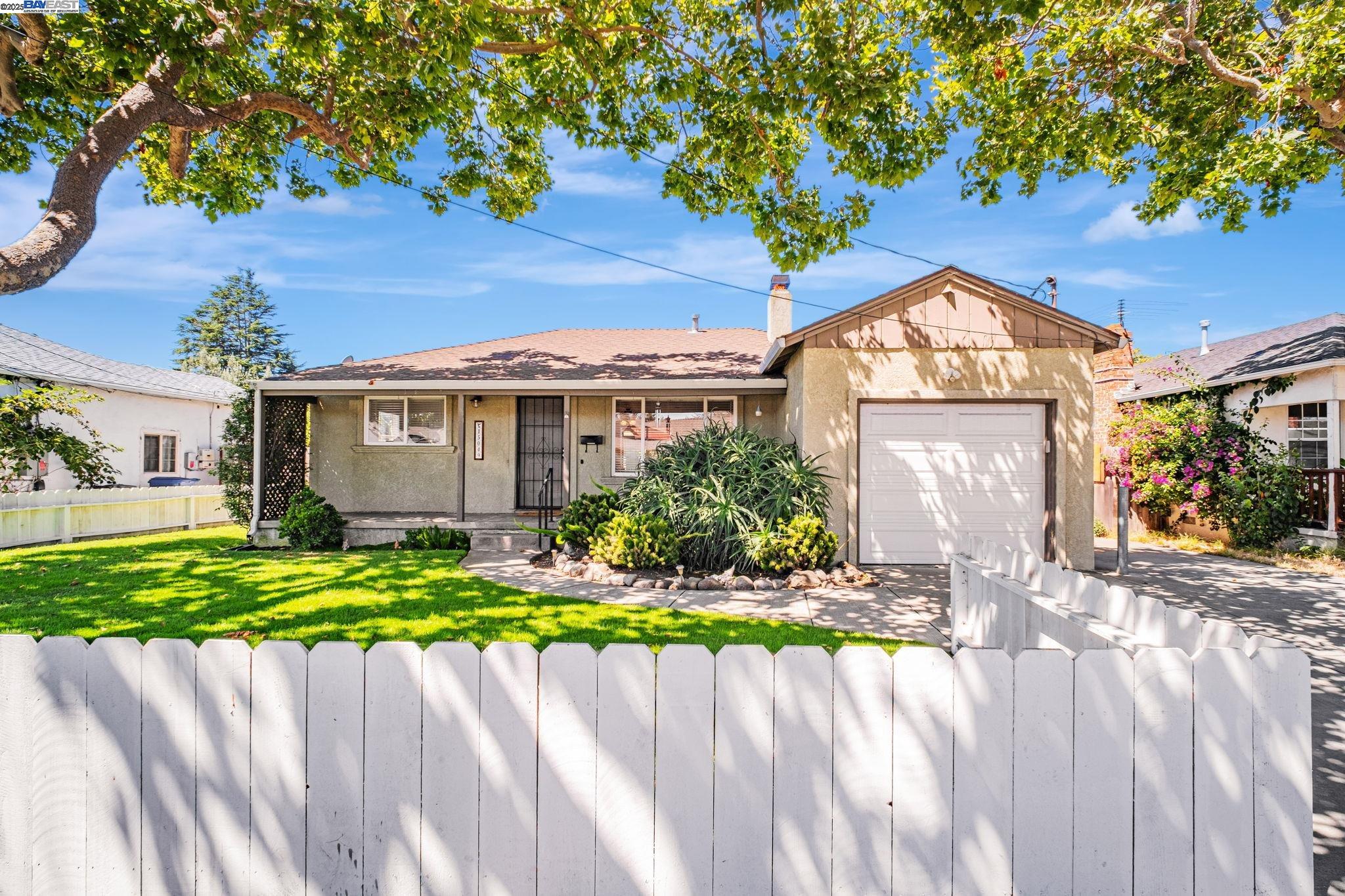 Detail Gallery Image 1 of 33 For 15049 Kesterson St, San Leandro,  CA 94579 - 3 Beds | 1 Baths
