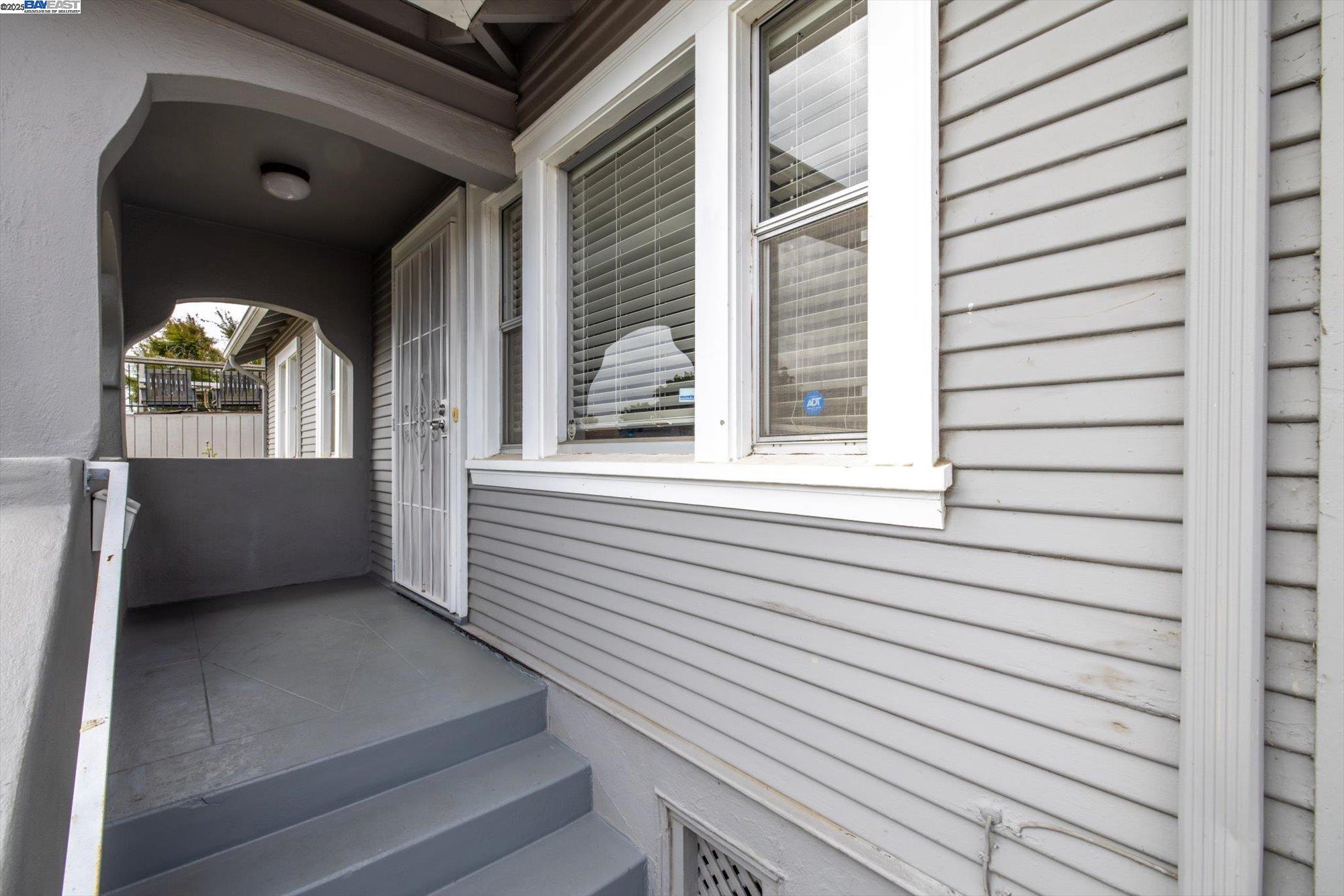 Detail Gallery Image 2 of 47 For 10109 Plymouth St, Oakland,  CA 94603 - 2 Beds | 1 Baths