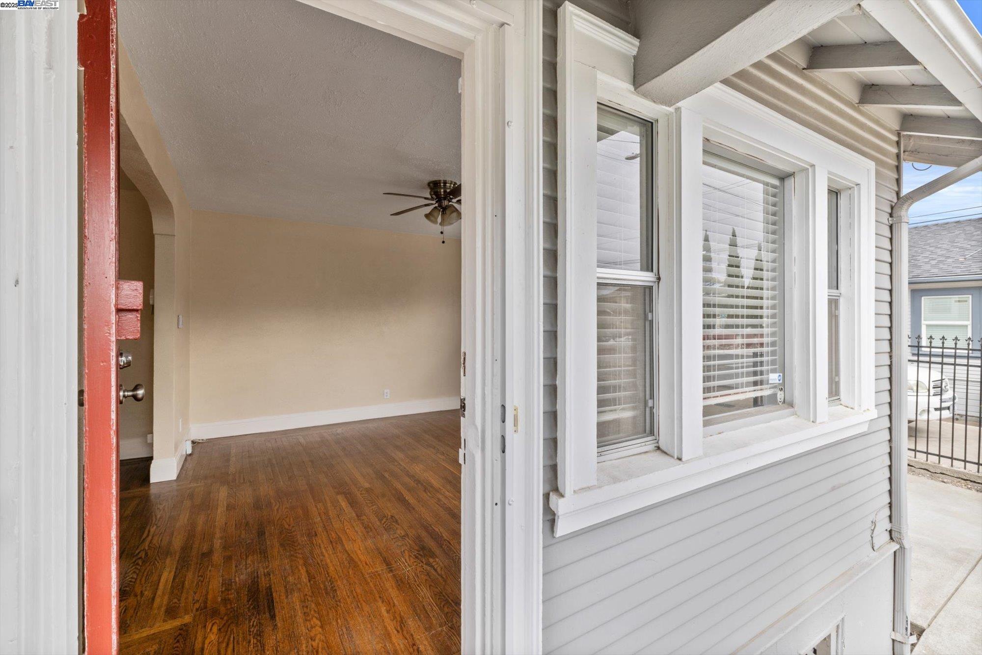 Detail Gallery Image 3 of 47 For 10109 Plymouth St, Oakland,  CA 94603 - 2 Beds | 1 Baths