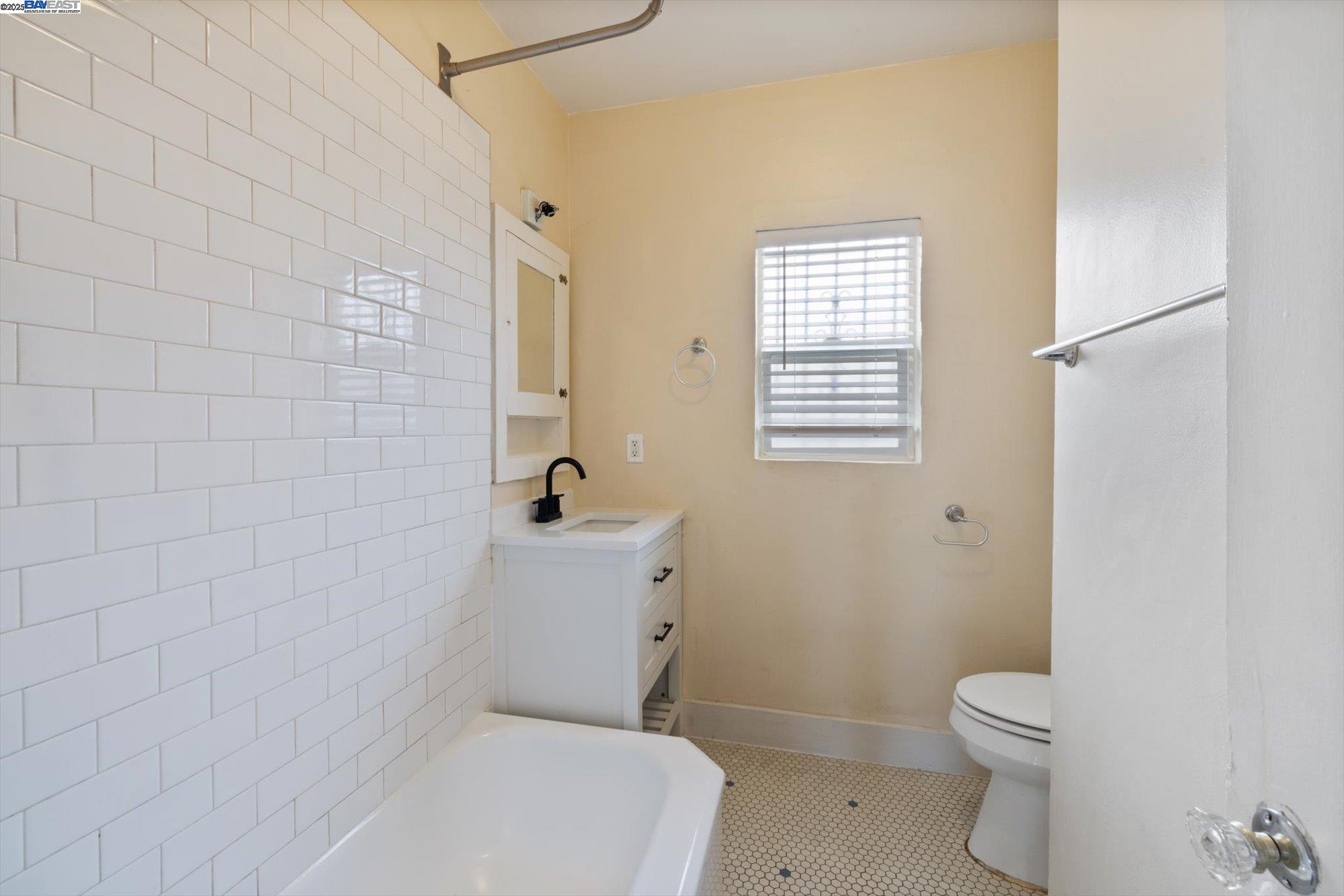 Detail Gallery Image 22 of 47 For 10109 Plymouth St, Oakland,  CA 94603 - 2 Beds | 1 Baths
